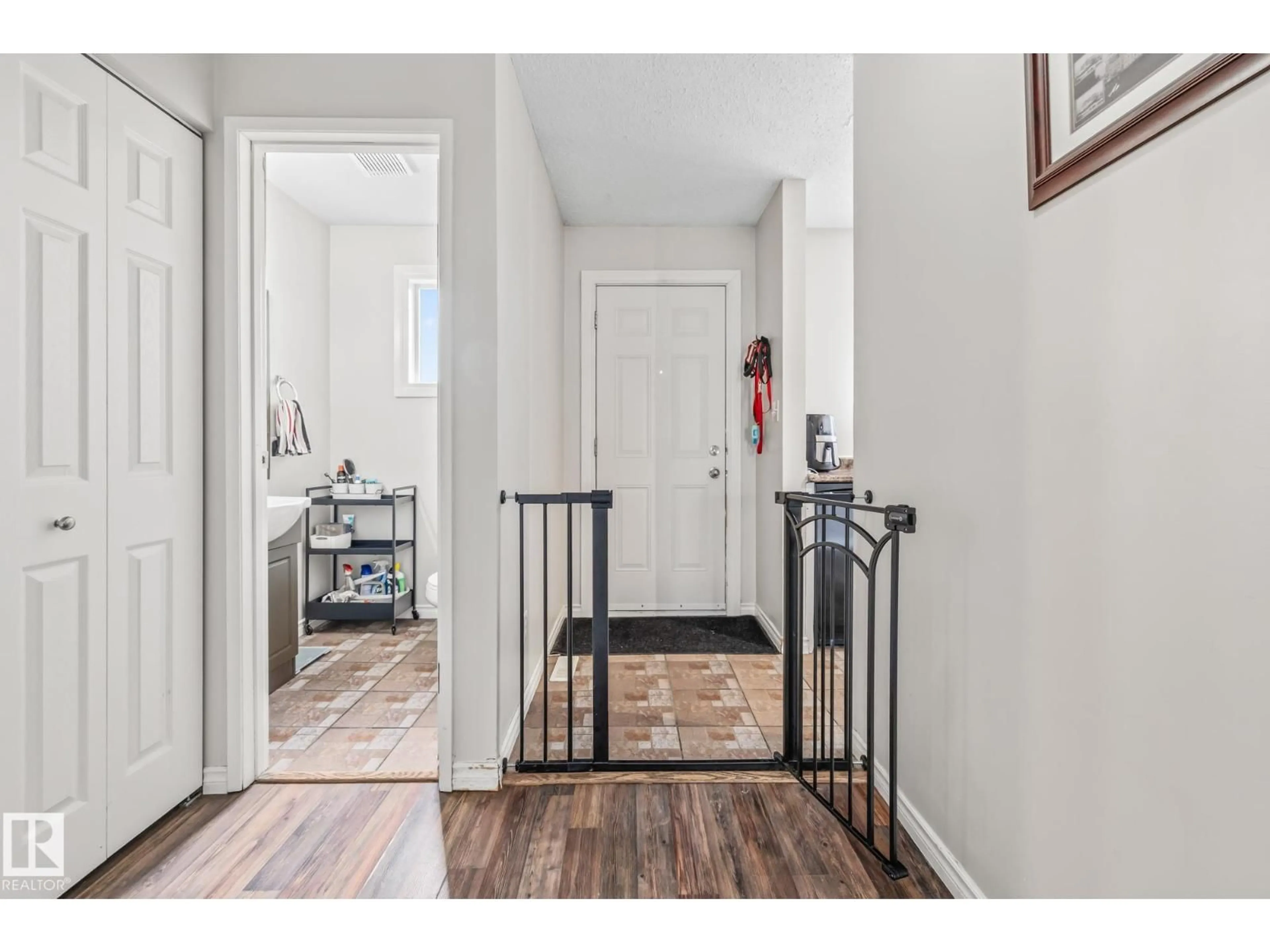 Indoor entryway for 521 DUNLUCE RD, Edmonton Alberta T5X4P4