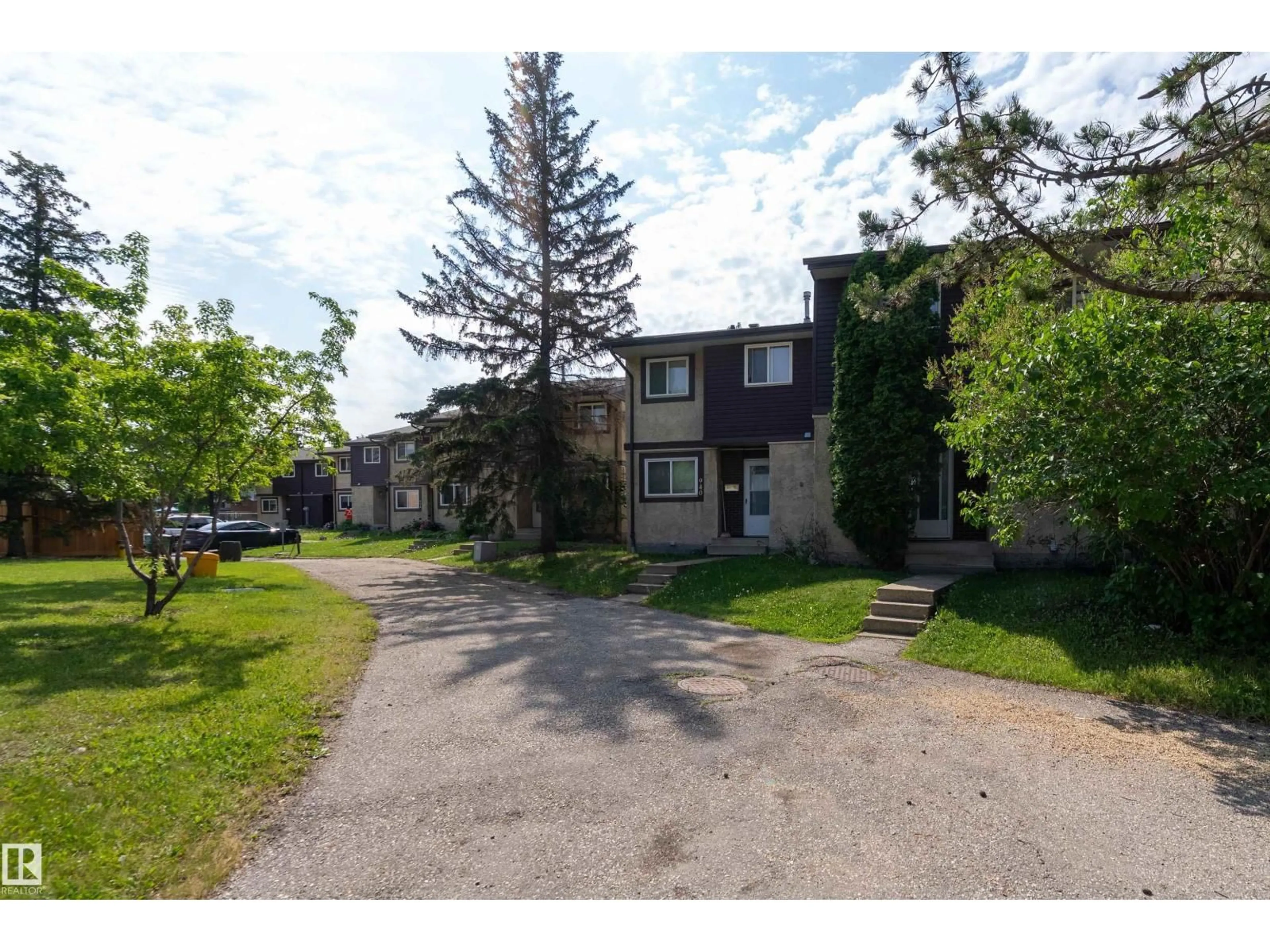 A pic from outside/outdoor area/front of a property/back of a property/a pic from drone, street for 942 LAKEWOOD ROAD, Edmonton Alberta T6K3X1
