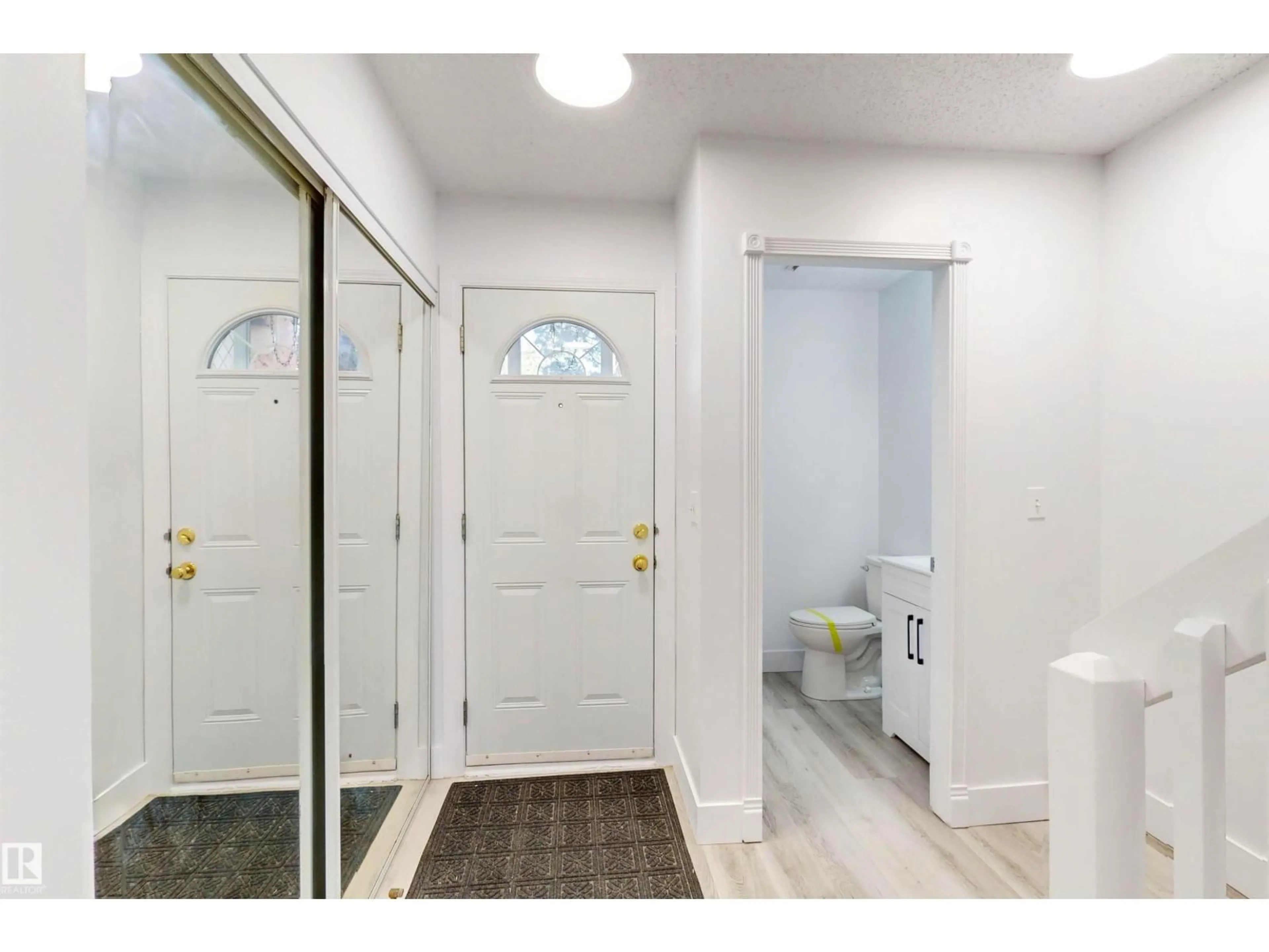 Indoor entryway for 942 LAKEWOOD ROAD, Edmonton Alberta T6K3X1