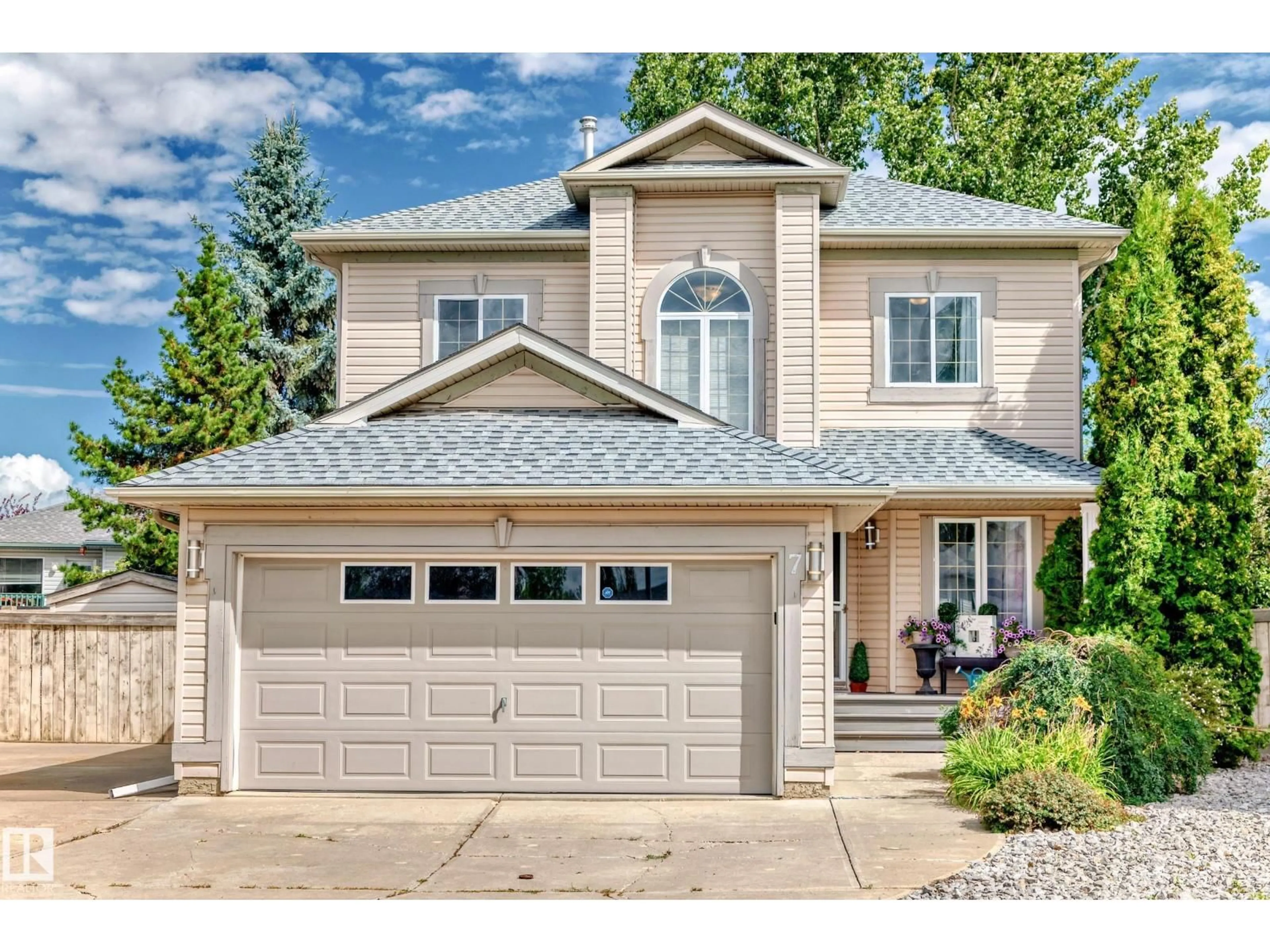 Home with vinyl exterior material, street for 7 DELTA PL, St. Albert Alberta T8N6V8