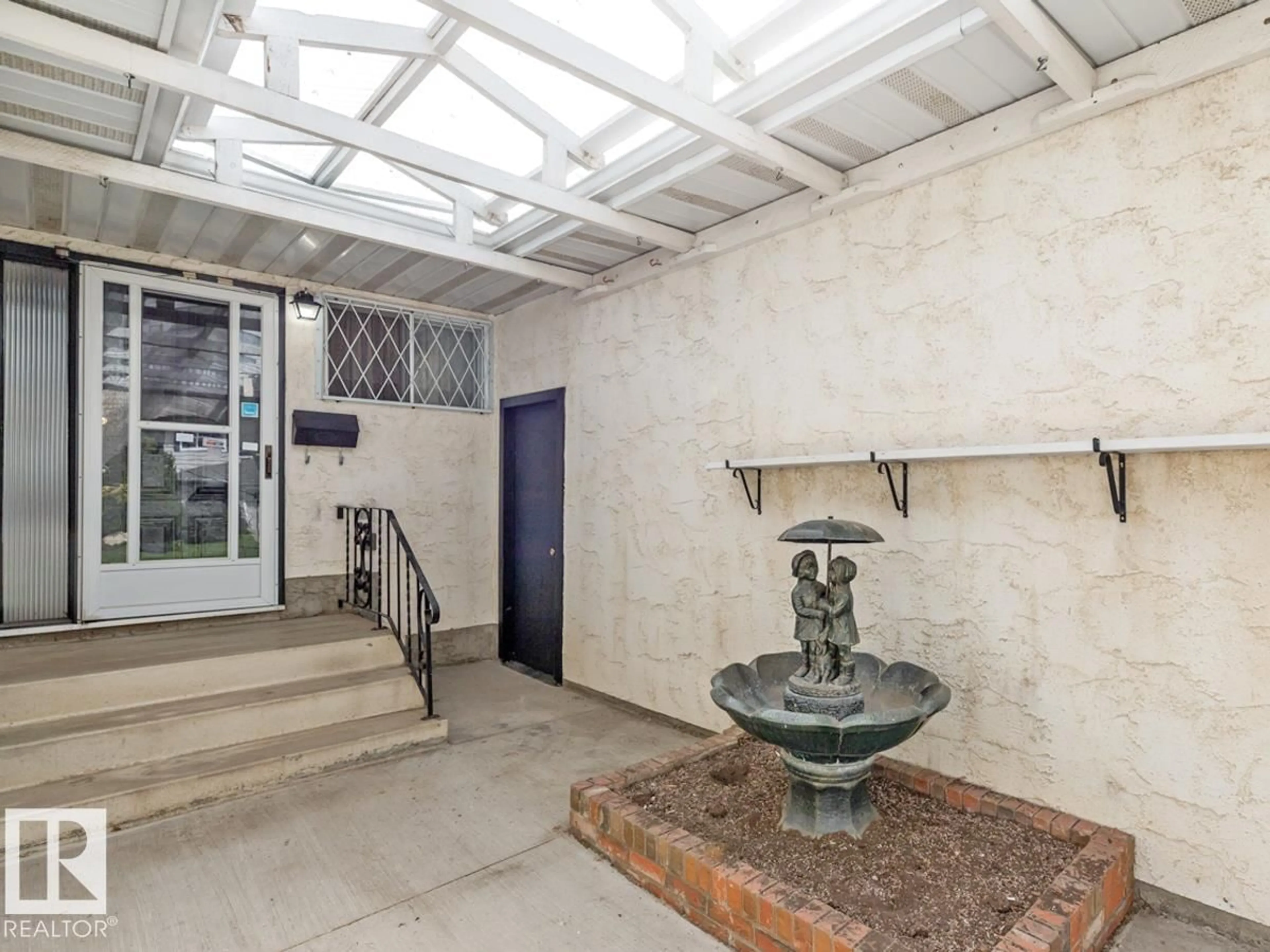 Indoor foyer for NW - 8007 182A ST, Edmonton Alberta T5T0V2