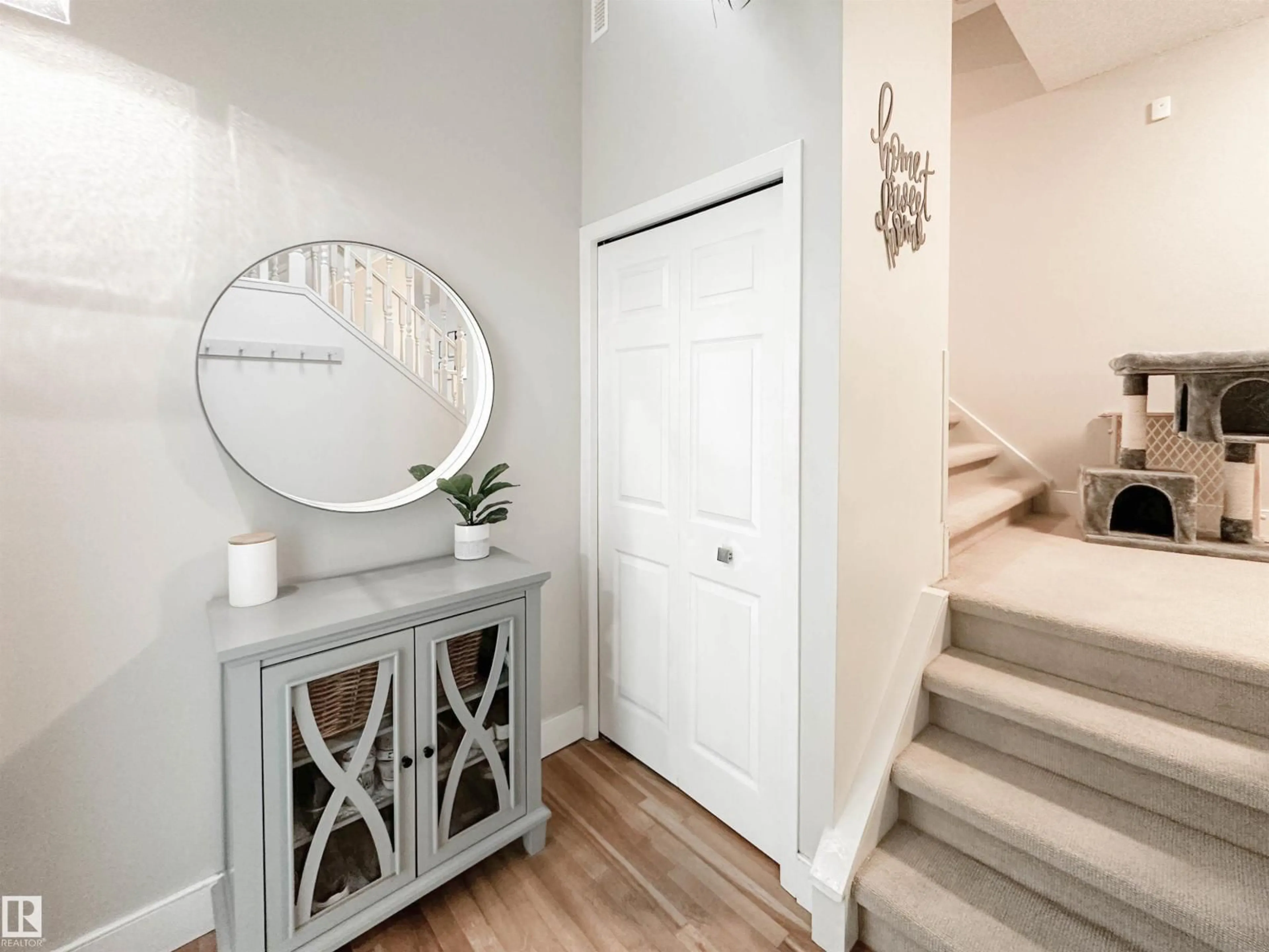 Indoor entryway for 8 WHITEOAKS ES, St. Albert Alberta T8N3M2