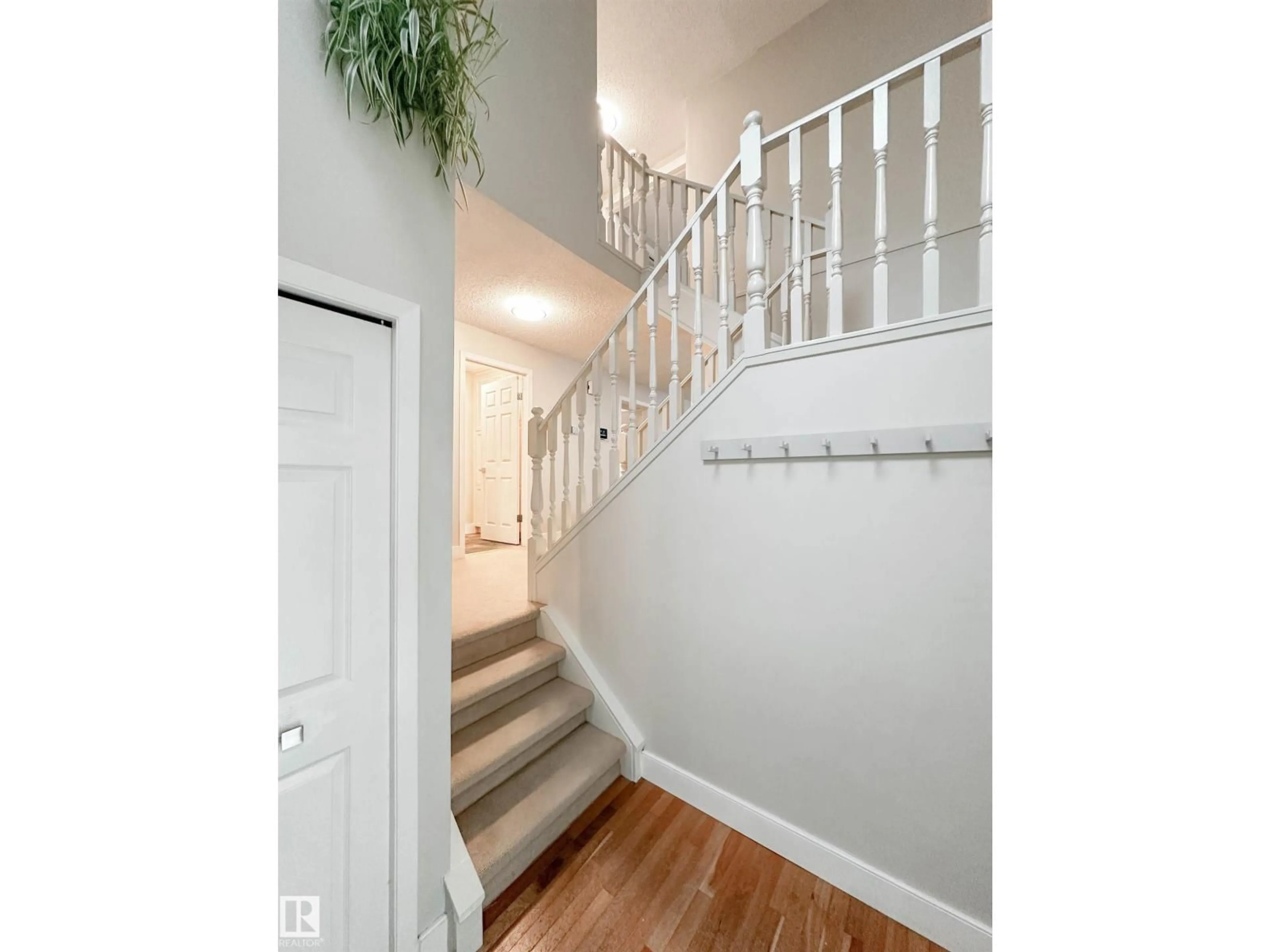 Indoor entryway for 8 WHITEOAKS ES, St. Albert Alberta T8N3M2