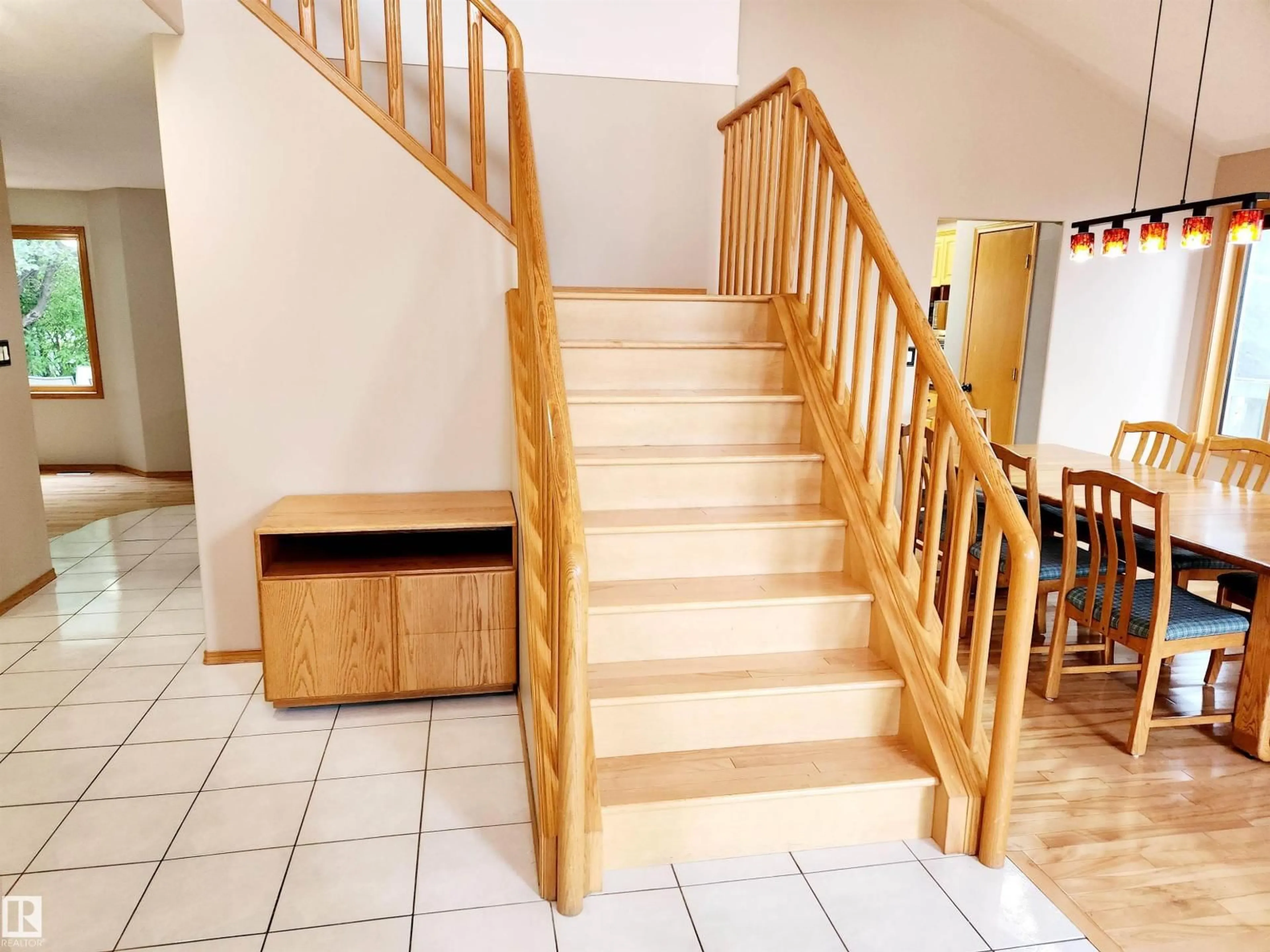 Stairs for 1509 WELLWOOD WY, Edmonton Alberta T6M2M3