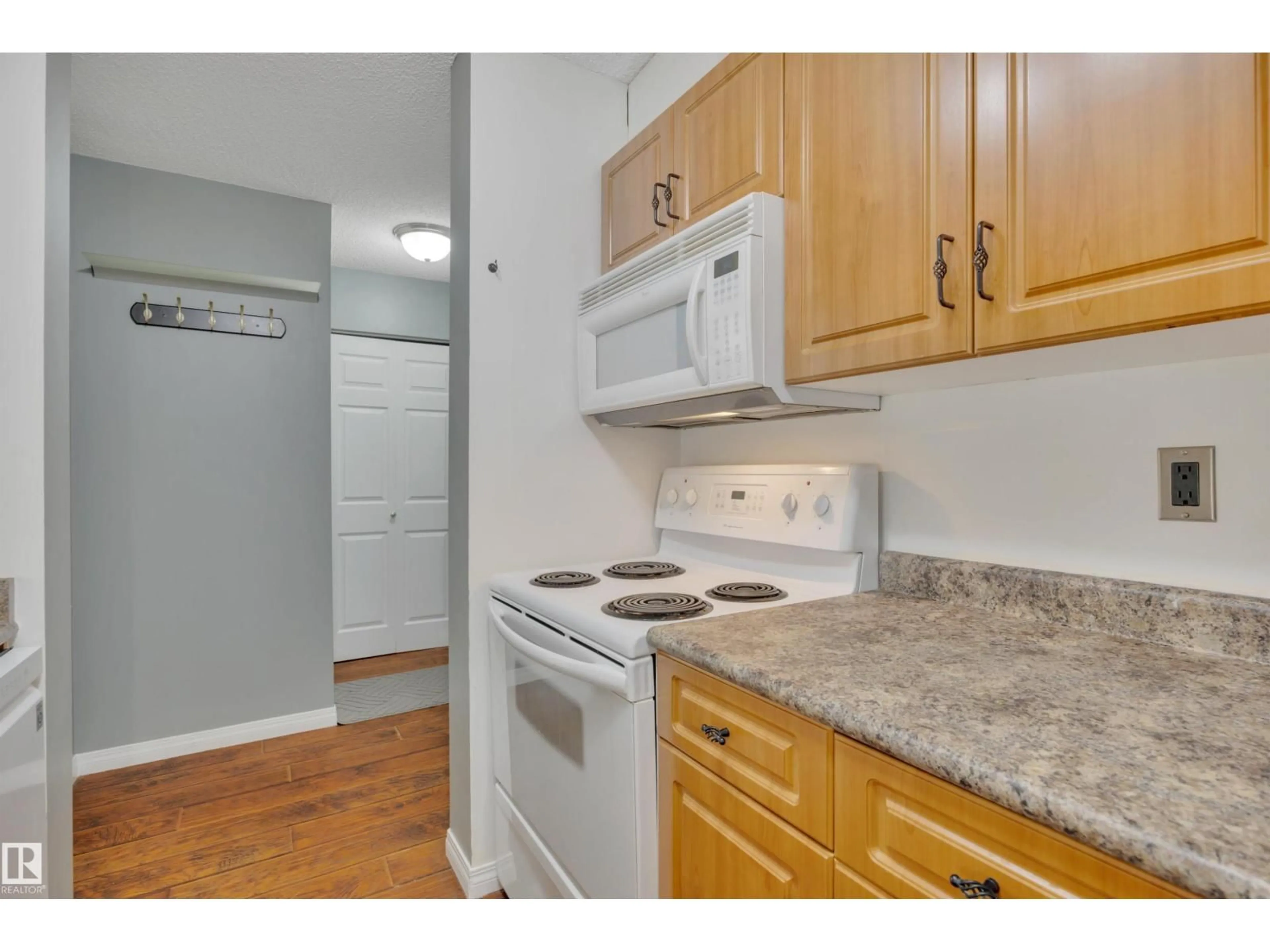 Standard kitchen, unknown for 126 4210 139 AV NW, Edmonton Alberta T5Y2W6