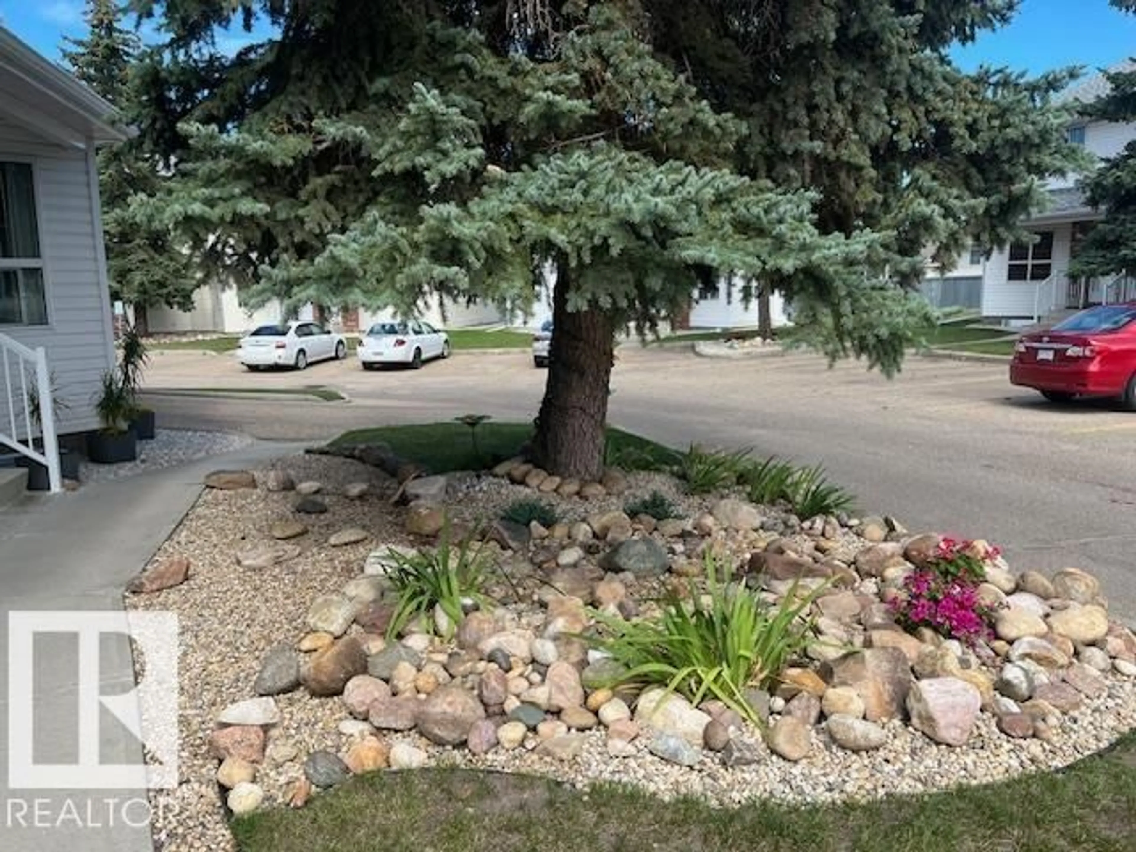A pic from outside/outdoor area/front of a property/back of a property/a pic from drone, unknown for 1033 - 16 YOUVILLE DR, Edmonton Alberta T6L6V9