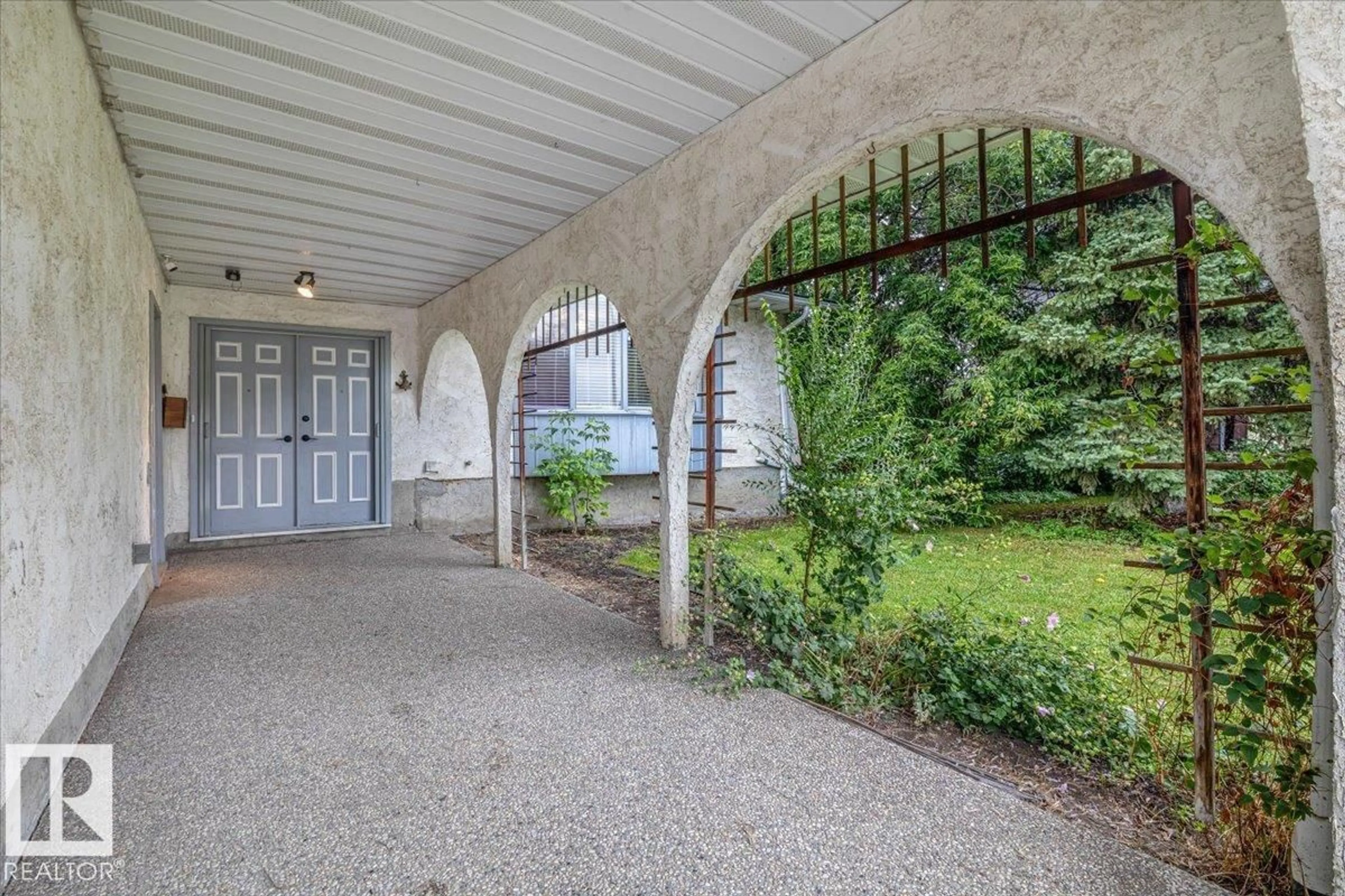 Indoor foyer for NW - 8020 182A ST, Edmonton Alberta T5T0V1