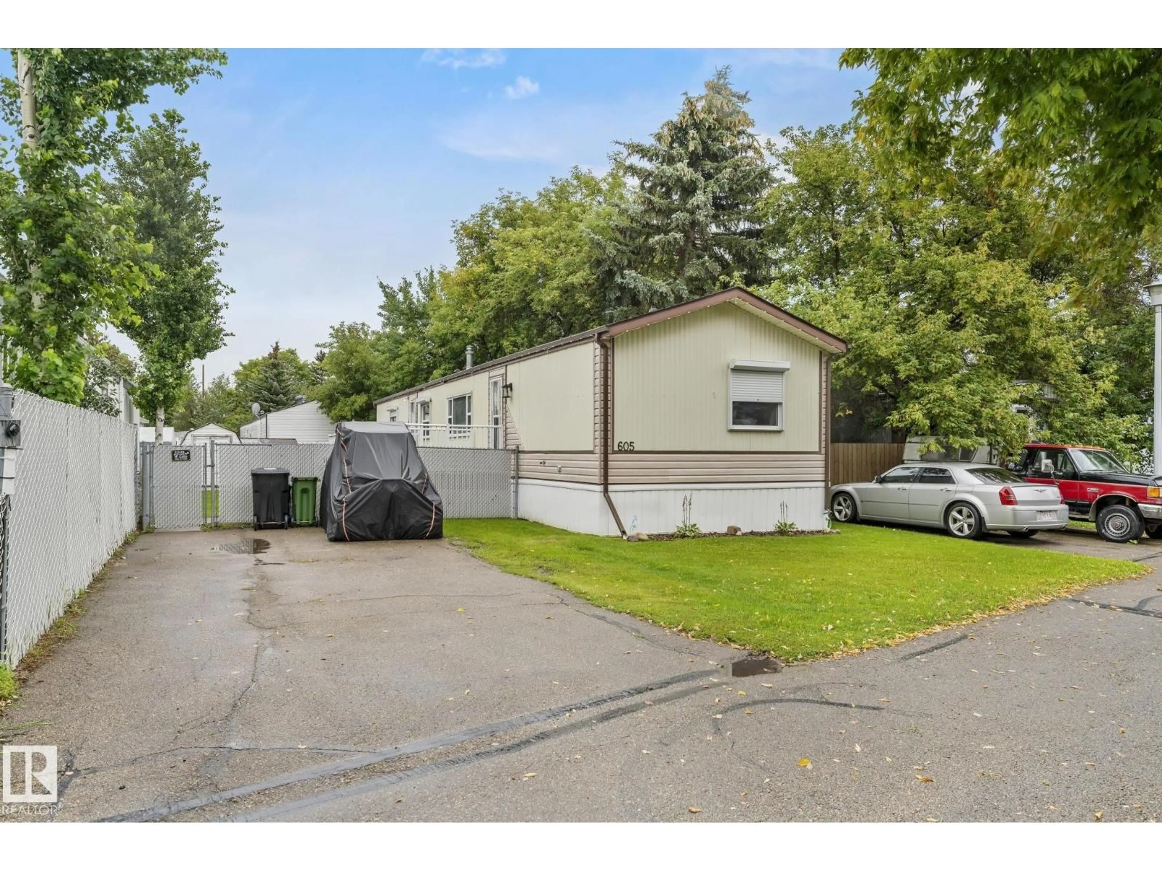 Home with vinyl exterior material, street for 605 EVERGREEN PARK NW, Edmonton Alberta T5Y4M2