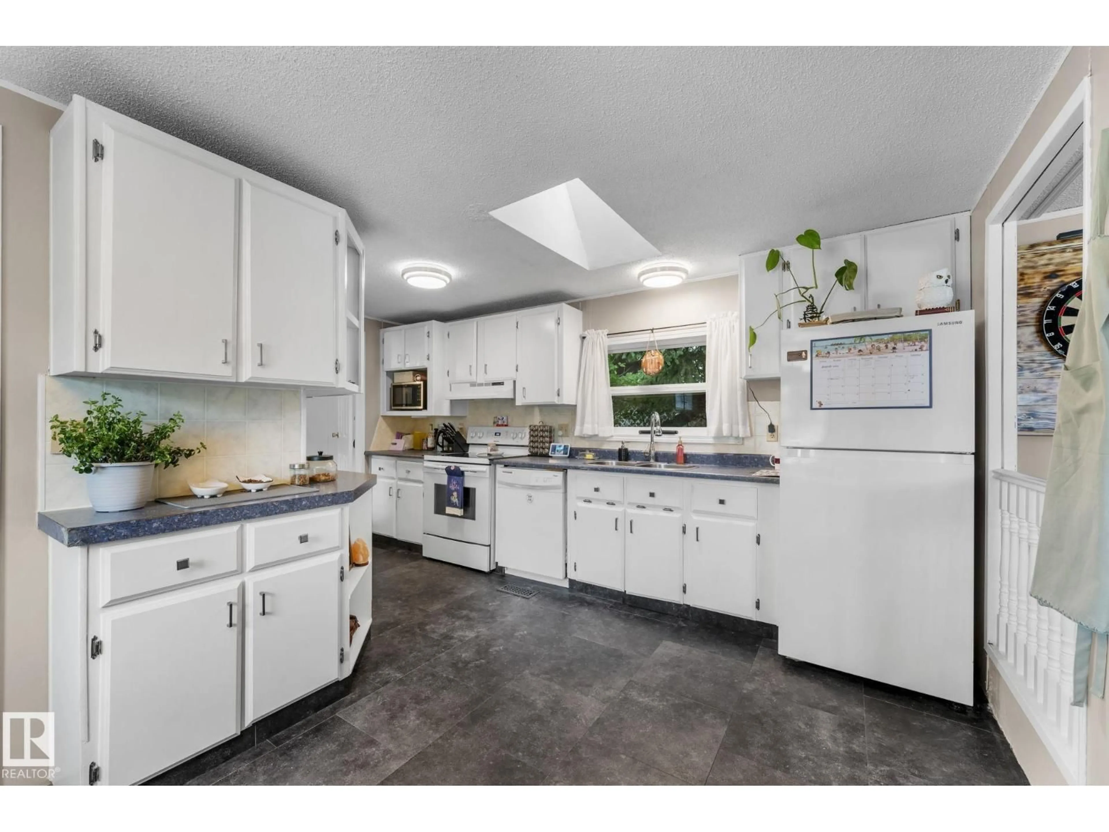 Standard kitchen, ceramic/tile floor for 605 EVERGREEN PARK NW, Edmonton Alberta T5Y4M2