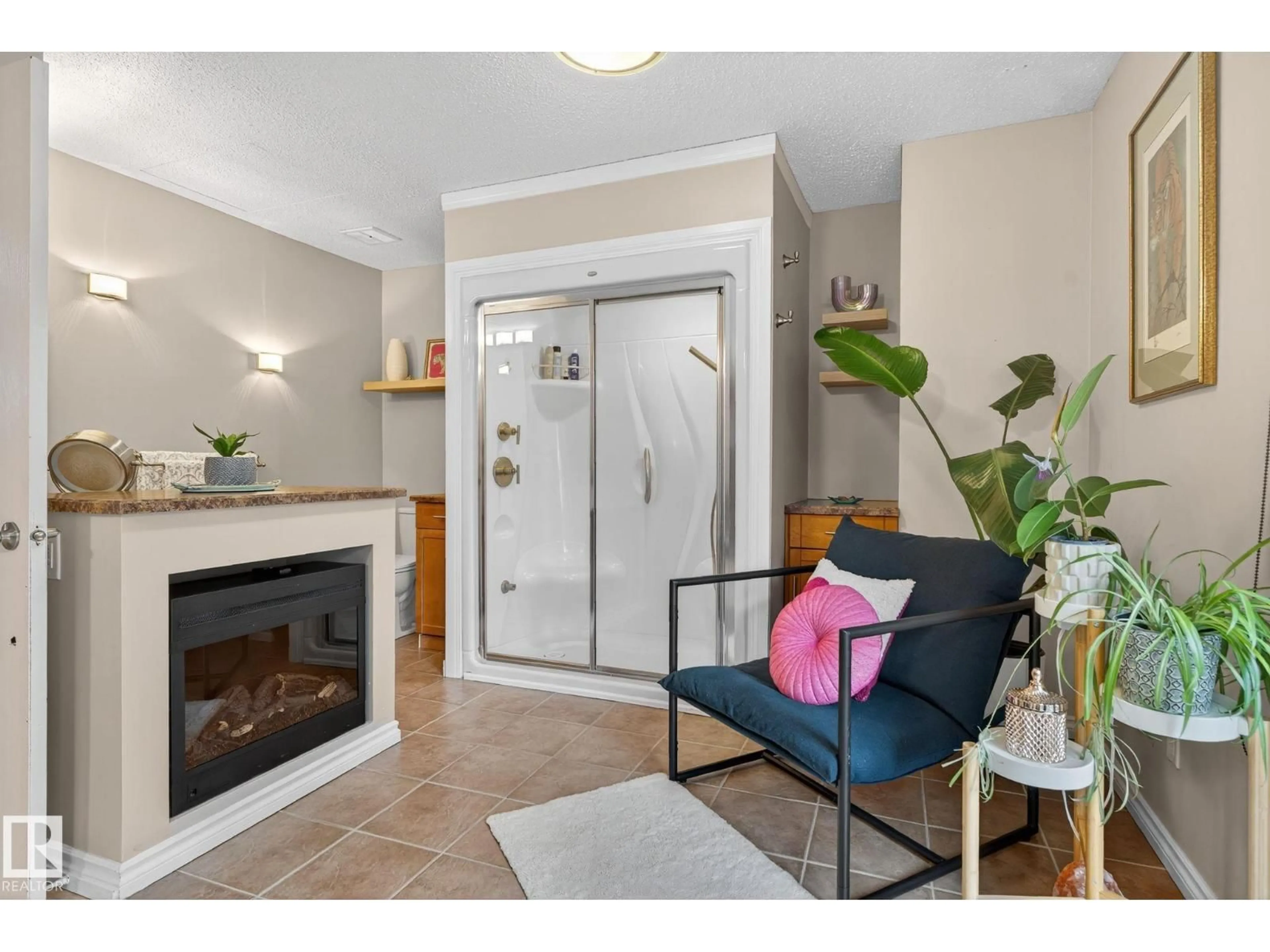 Indoor entryway for 2989 130 AV, Edmonton Alberta T5A3M1