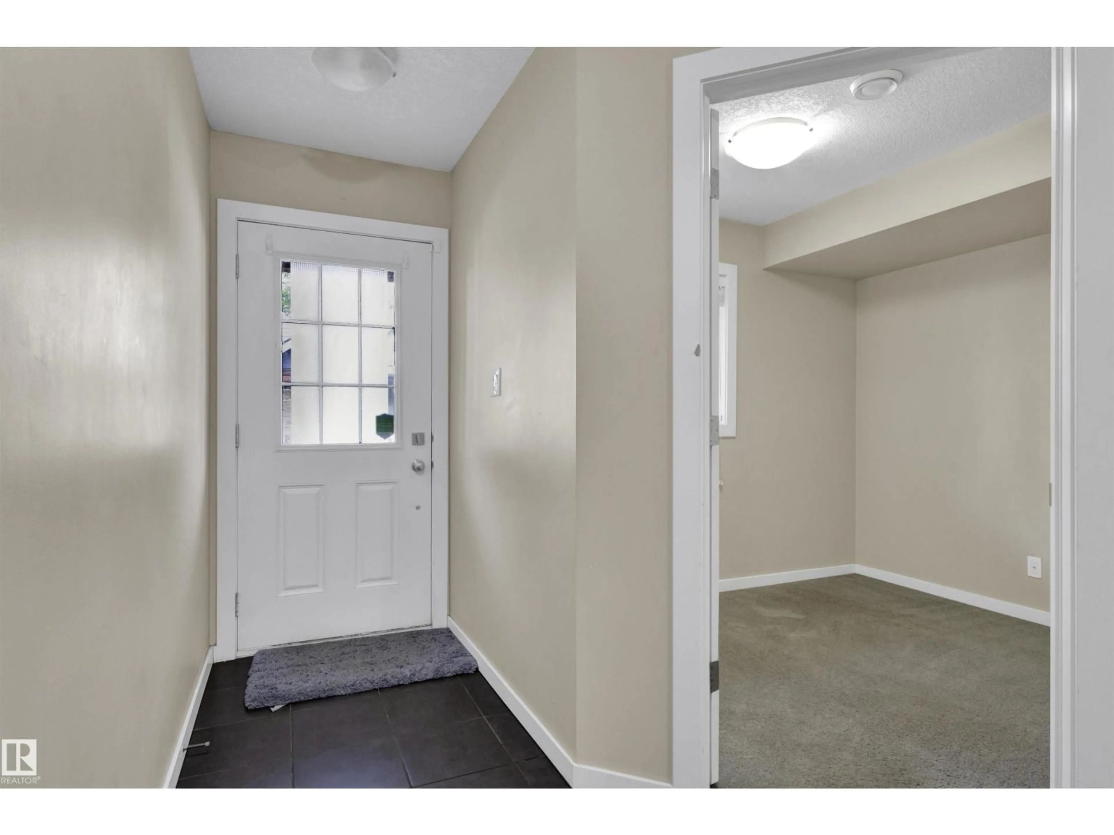 Indoor entryway for 50 9515 160 AV NW, Edmonton Alberta T5Z0M4