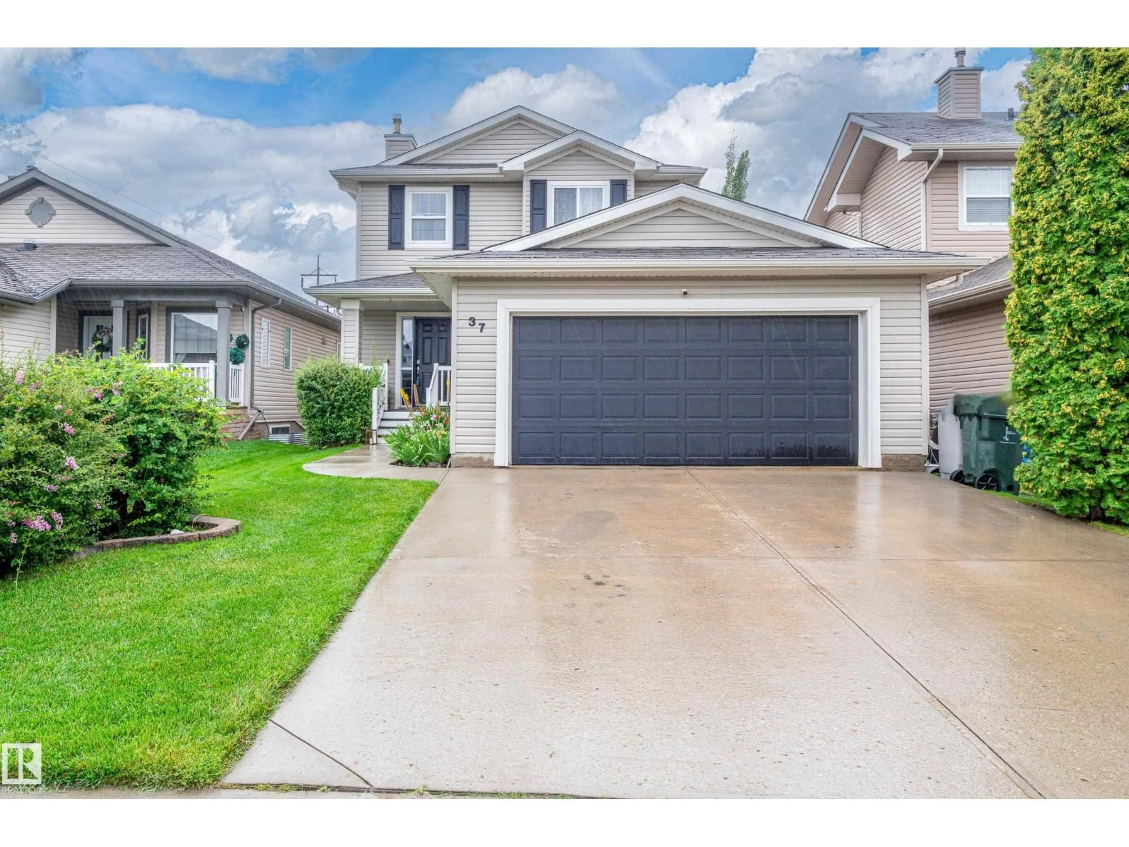 Home with vinyl exterior material, street for 37 GRAYRIDGE CR, Stony Plain Alberta T7Z2Z3