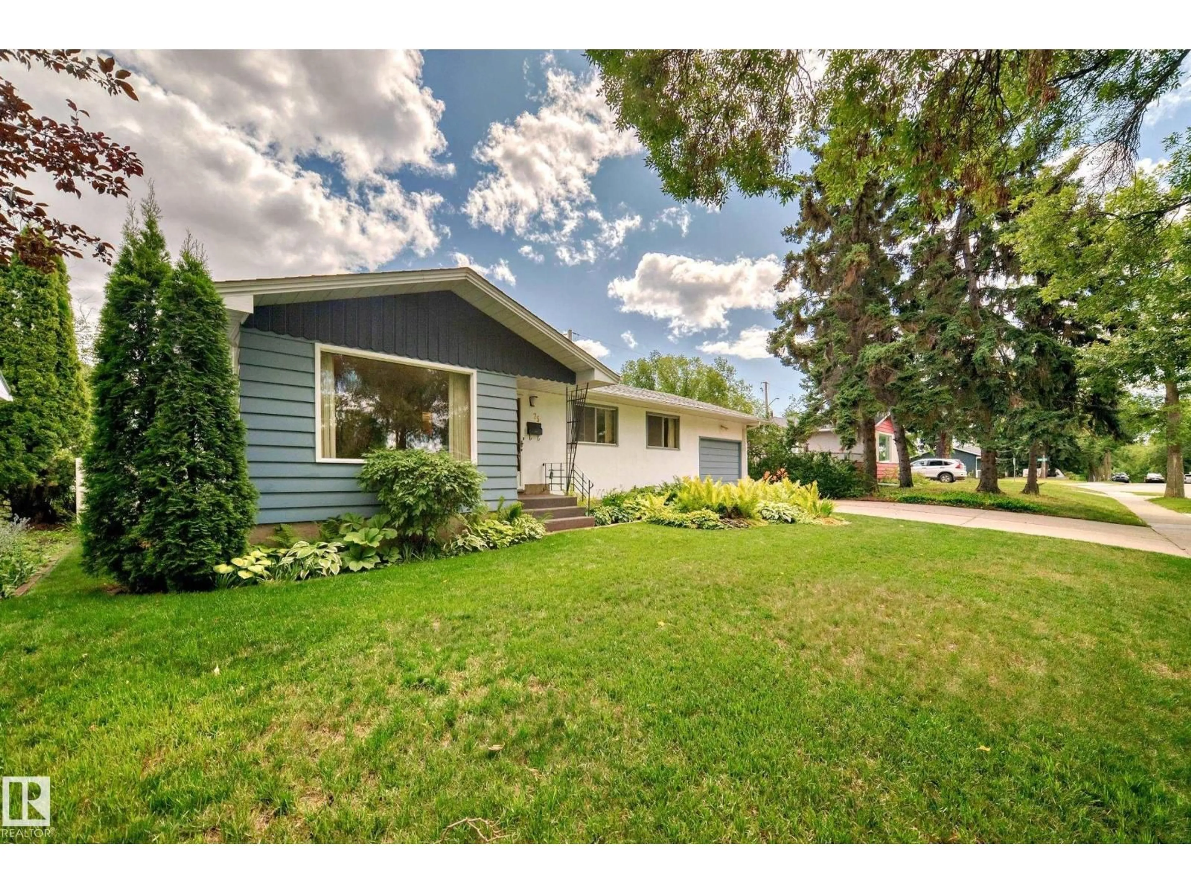 Home with vinyl exterior material, street for 75 SUNSET BV, St. Albert Alberta T8N0P2