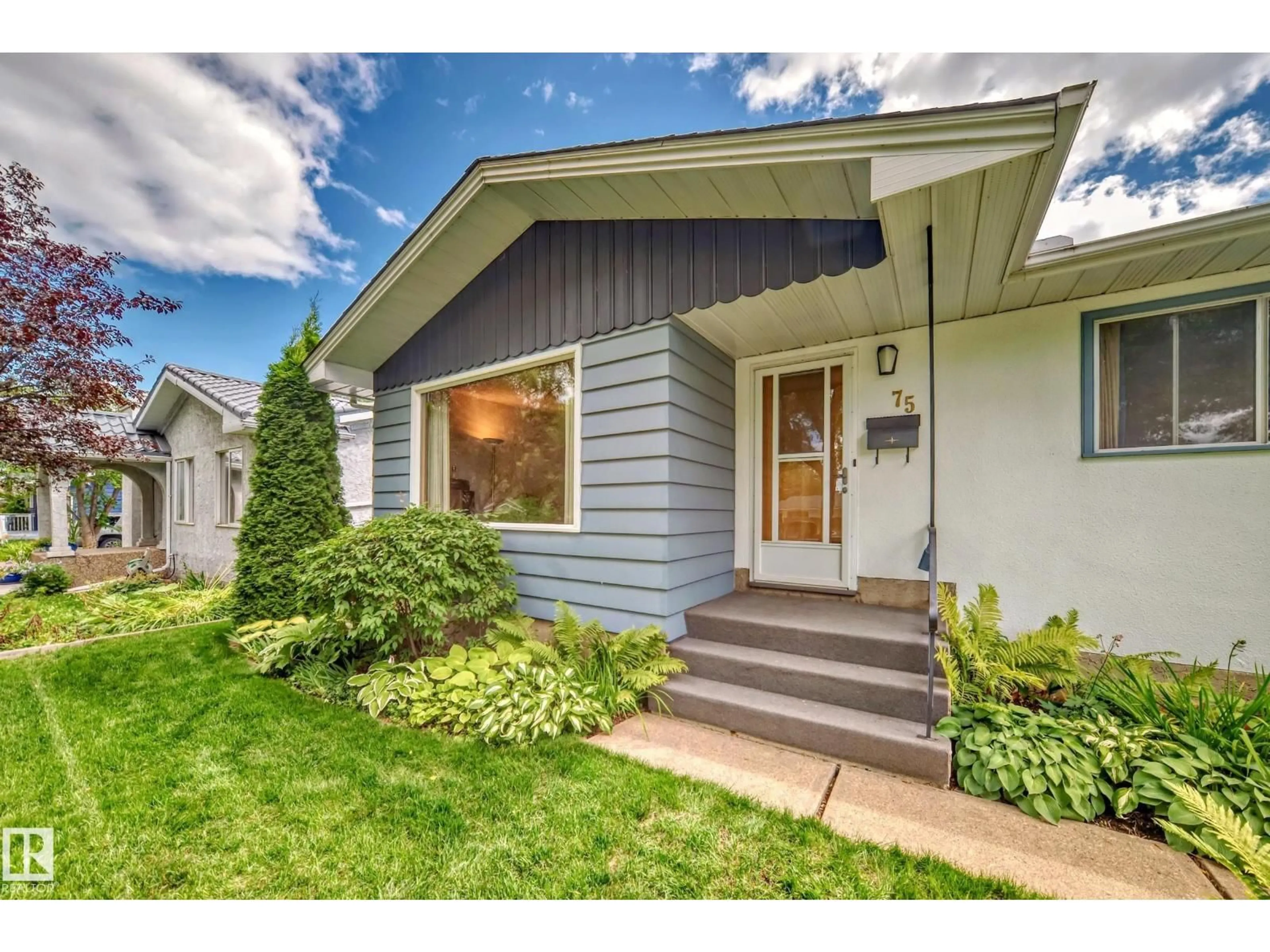 Home with vinyl exterior material, street for 75 SUNSET BV, St. Albert Alberta T8N0P2