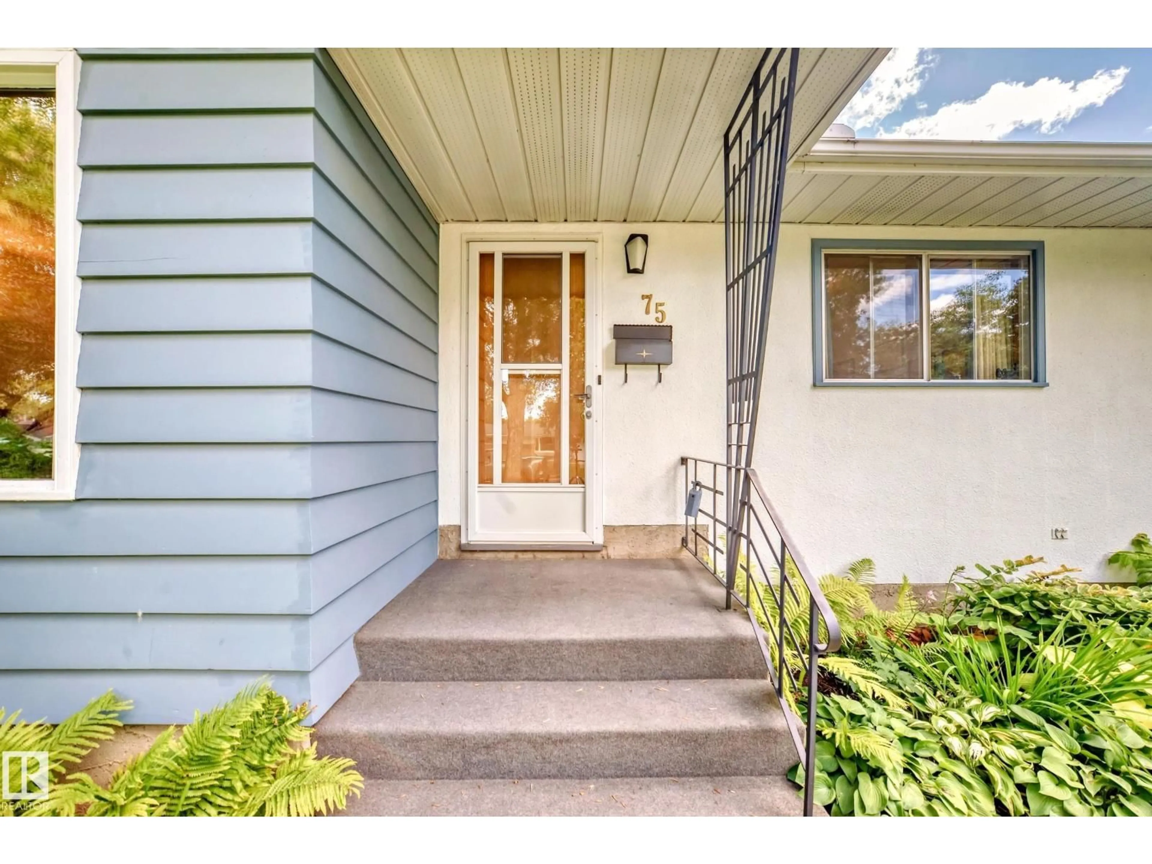 Indoor entryway for 75 SUNSET BV, St. Albert Alberta T8N0P2