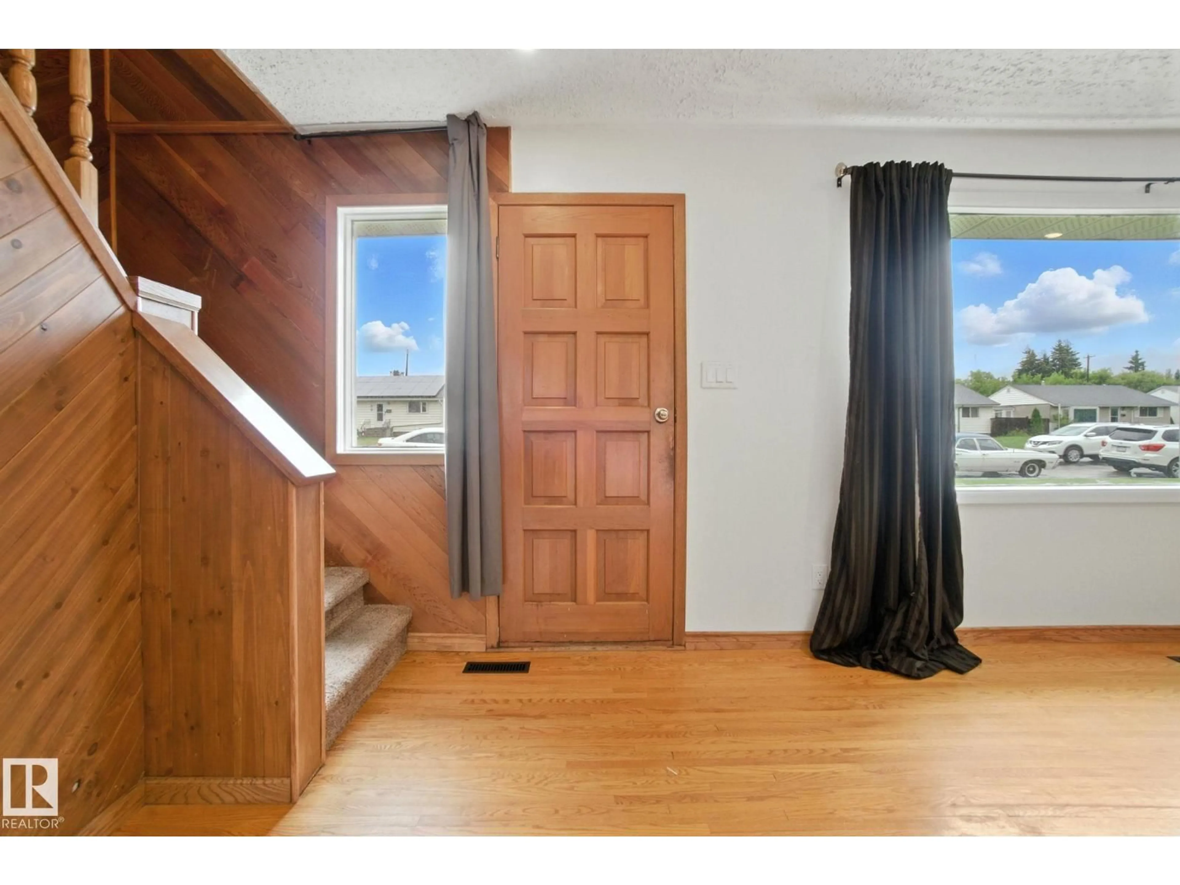 Indoor entryway for NW - 13312 135 ST, Edmonton Alberta T5L1Y7