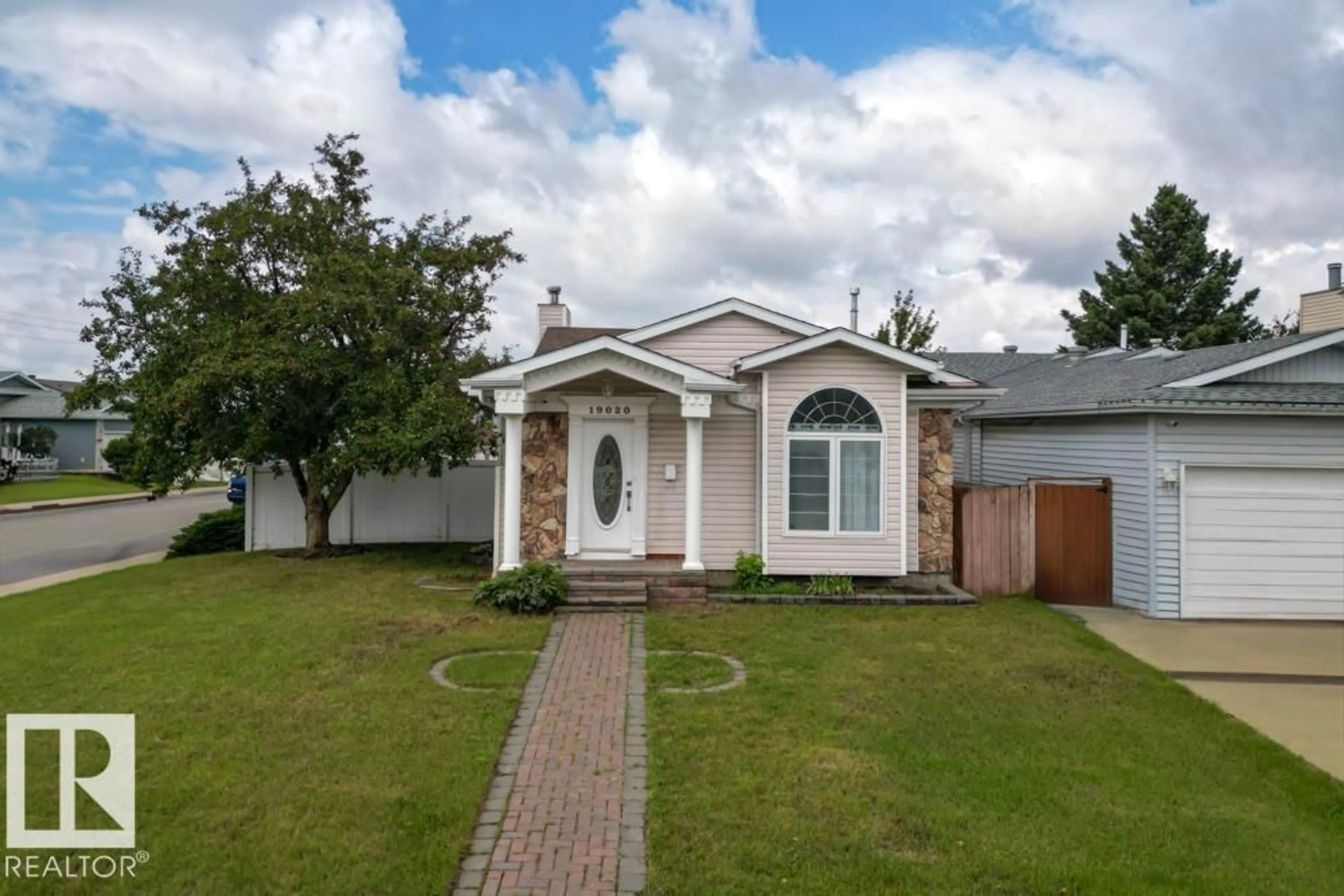 Home with vinyl exterior material, street for 19020 86 AV NW, Edmonton Alberta T5T1Y4