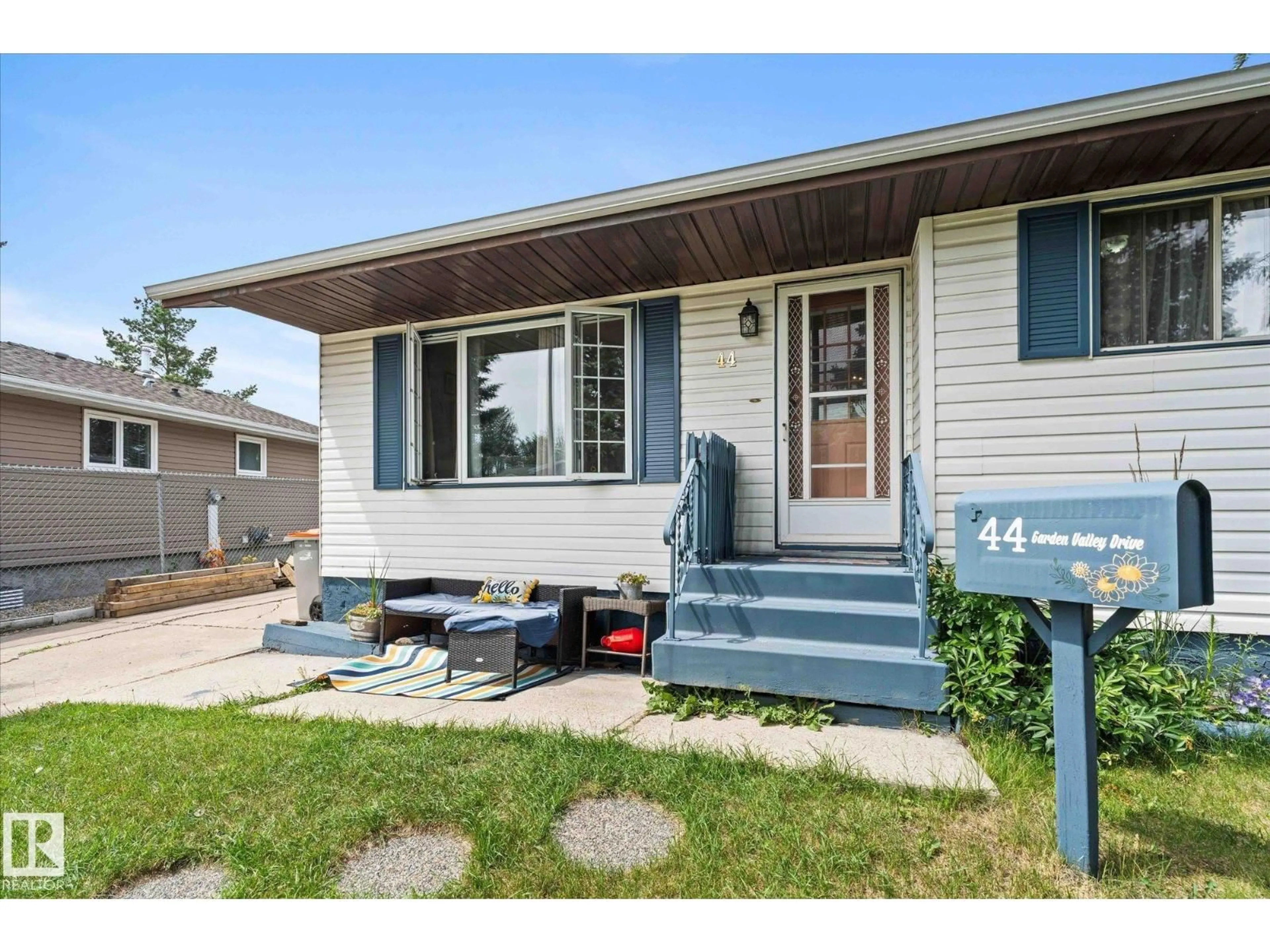 Home with vinyl exterior material, street for 44 GARDEN VALLEY DR, Stony Plain Alberta T7Z1H4