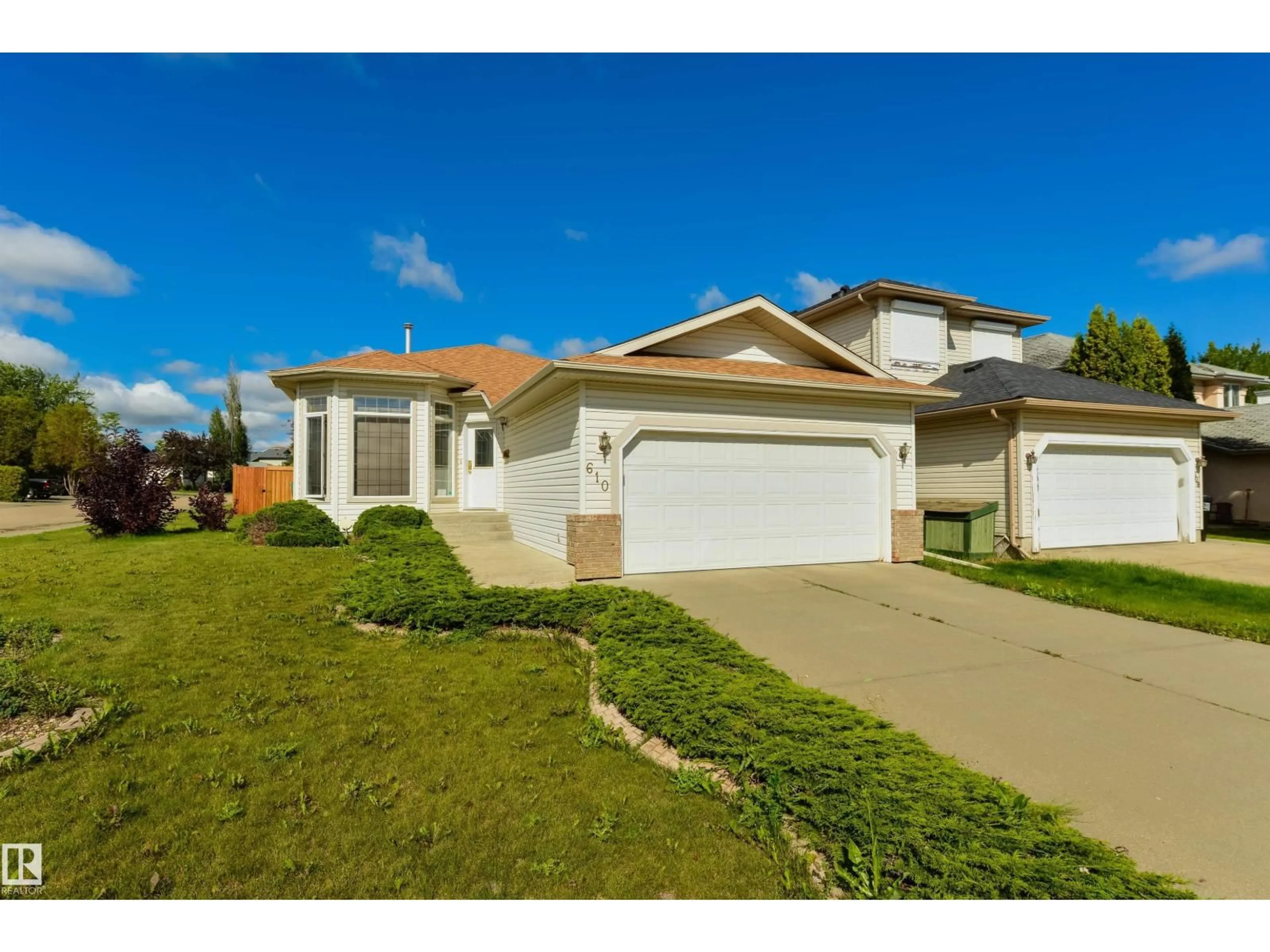 Home with vinyl exterior material, water/lake/river/ocean view for 610 BEVINGTON PL, Edmonton Alberta T5T6G5