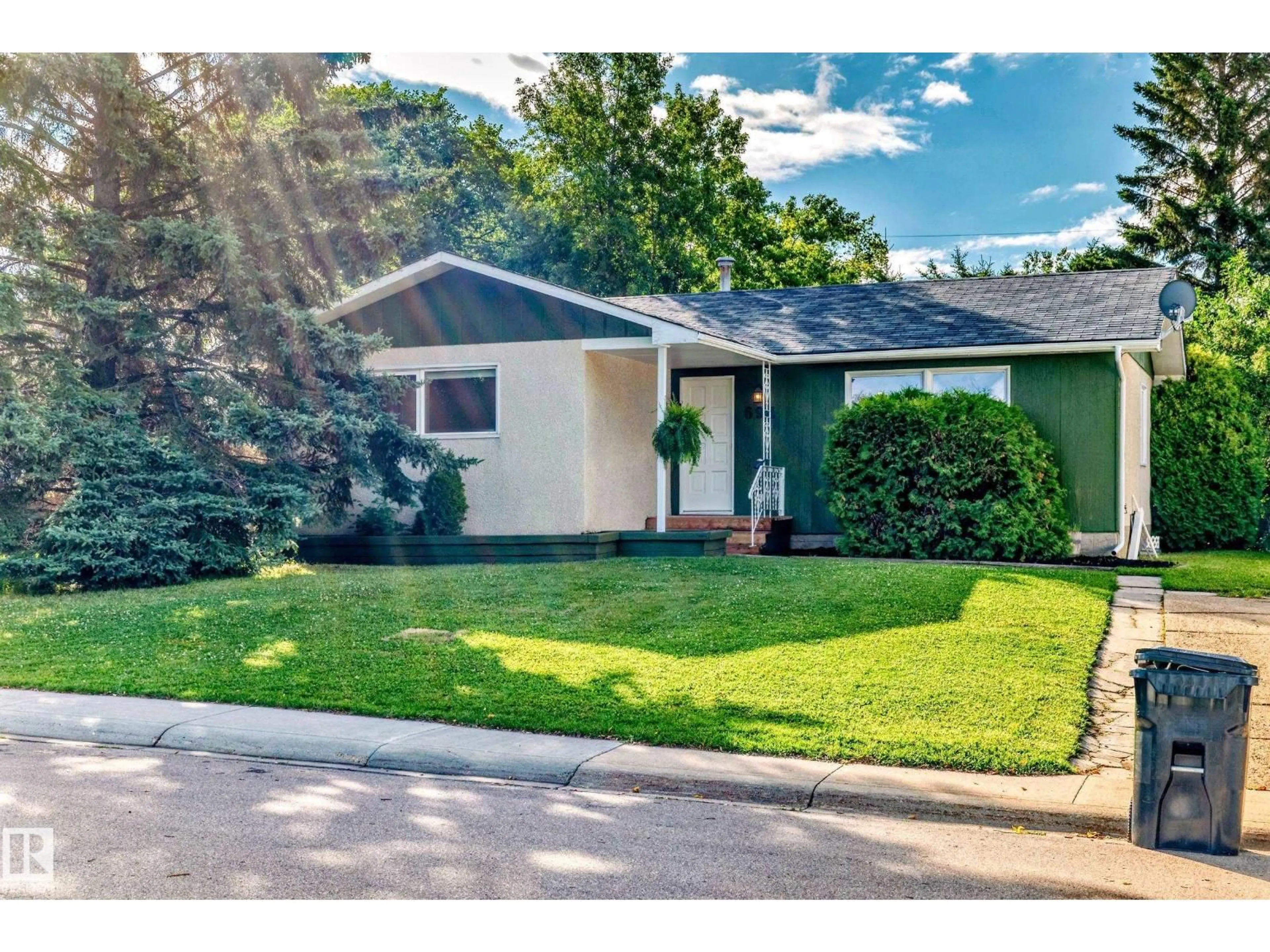 Home with vinyl exterior material, street for 694 COTTONWOOD AV, Sherwood Park Alberta T8A1Y7