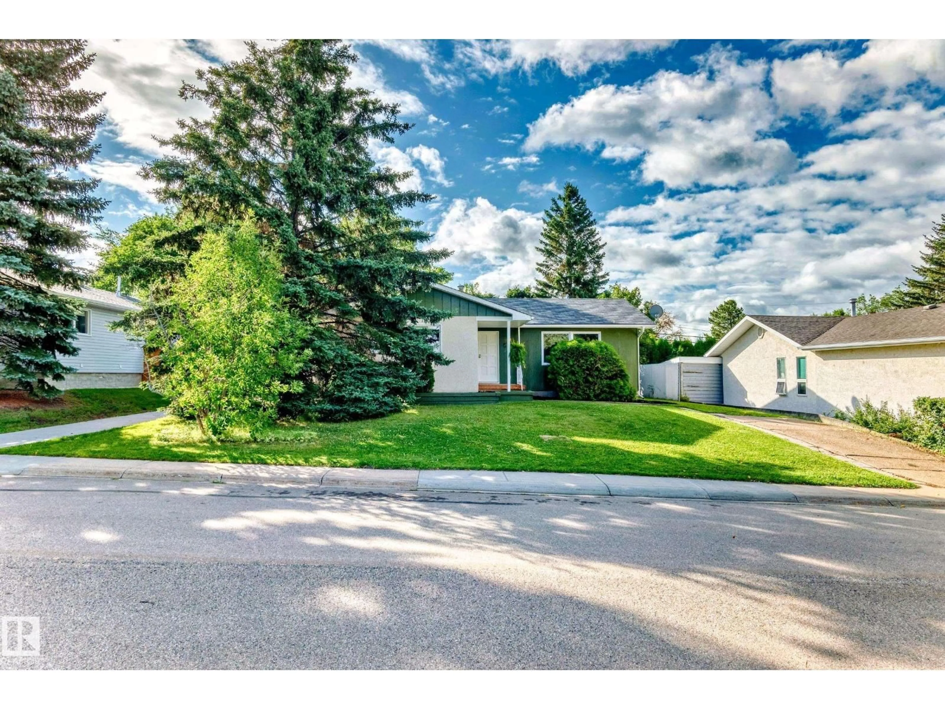 A pic from outside/outdoor area/front of a property/back of a property/a pic from drone, street for 694 COTTONWOOD AV, Sherwood Park Alberta T8A1Y7