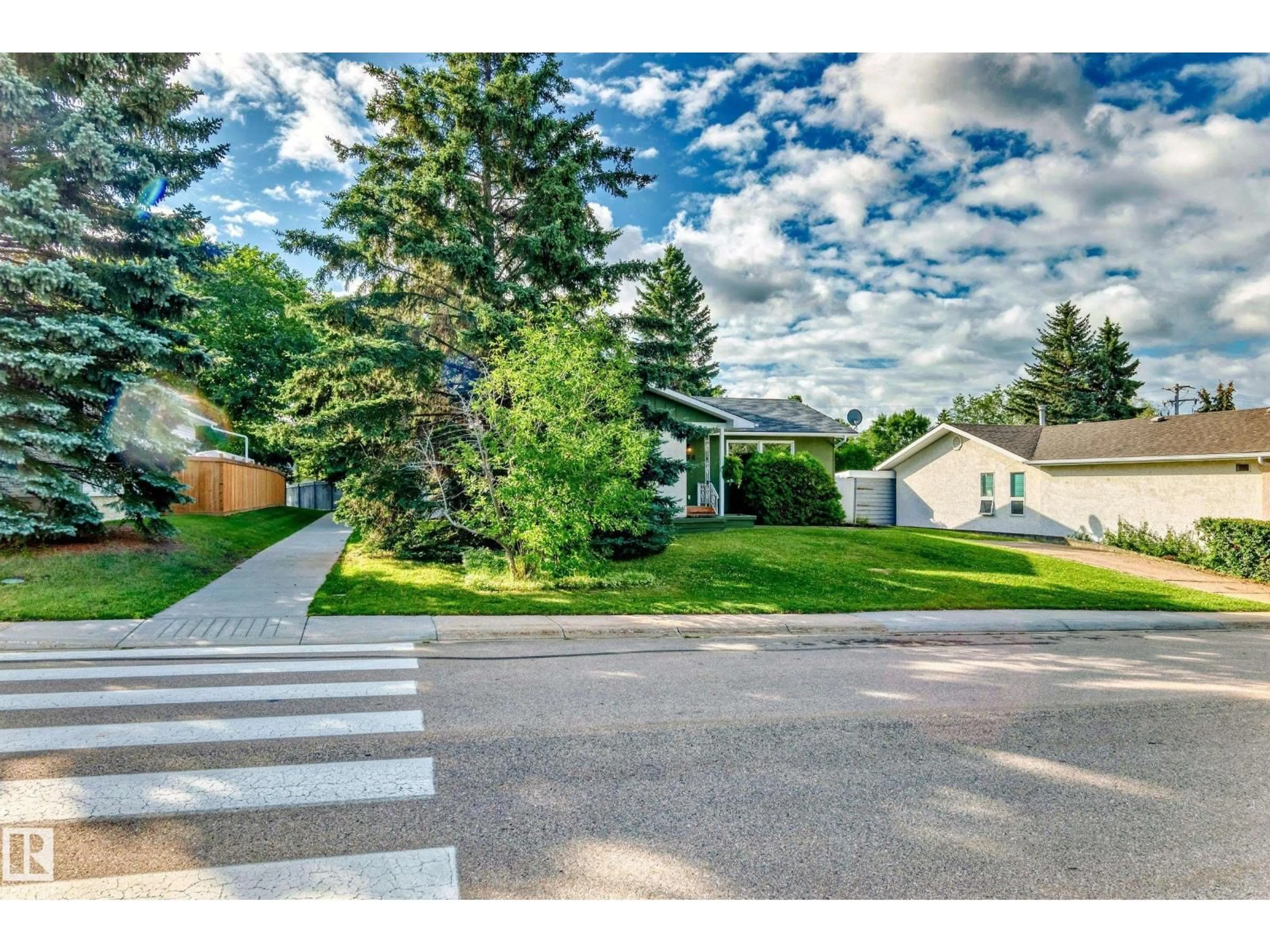 A pic from outside/outdoor area/front of a property/back of a property/a pic from drone, street for 694 COTTONWOOD AV, Sherwood Park Alberta T8A1Y7
