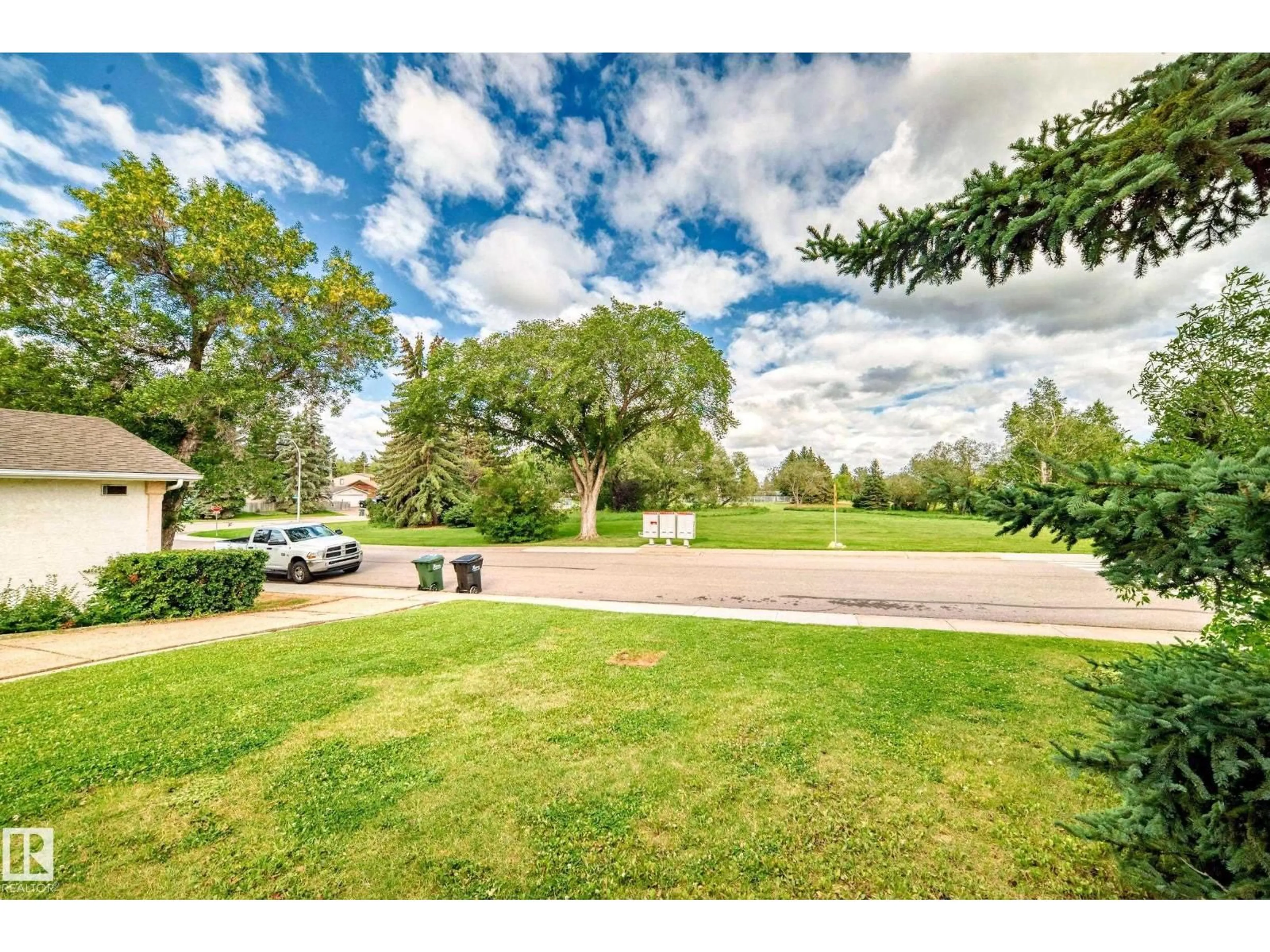 A pic from outside/outdoor area/front of a property/back of a property/a pic from drone, unknown for 694 COTTONWOOD AV, Sherwood Park Alberta T8A1Y7