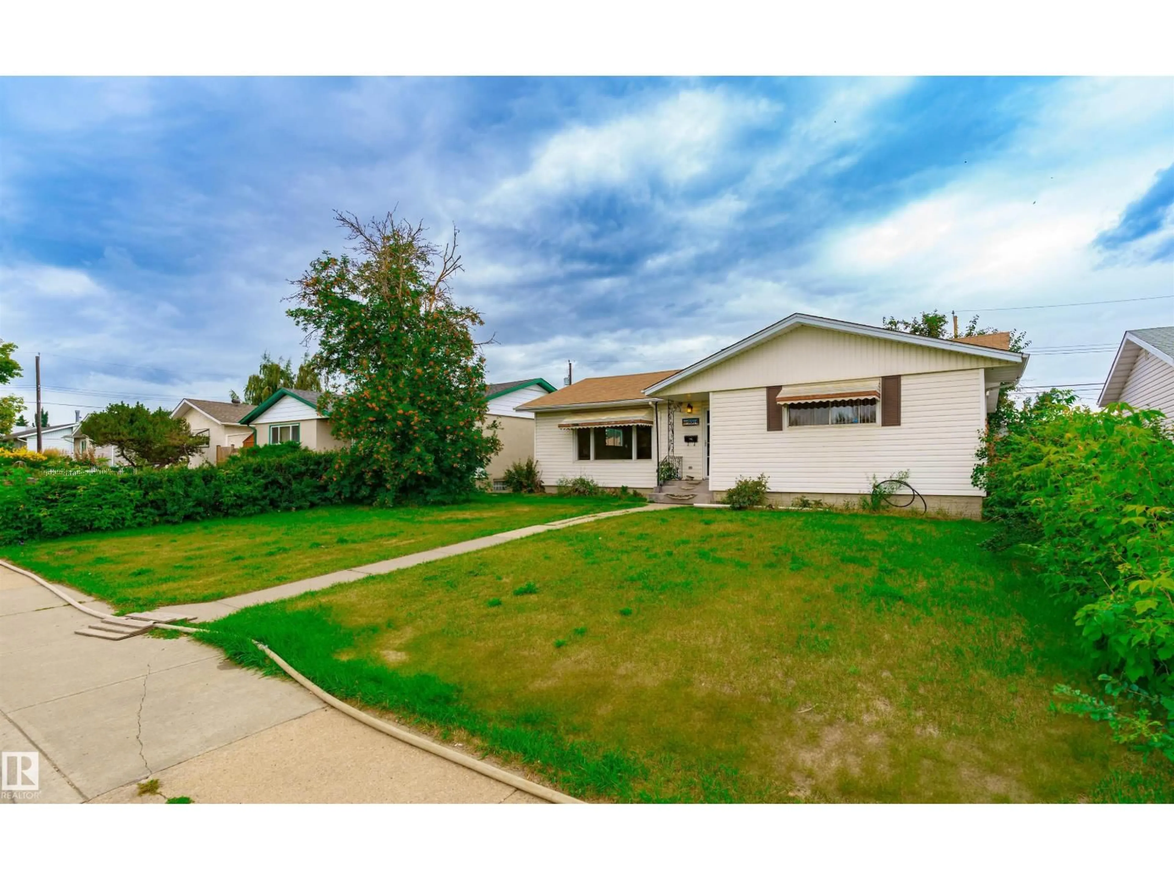 A pic from outside/outdoor area/front of a property/back of a property/a pic from drone, street for 5504 94A AVENUE, Edmonton Alberta T6B0Y5