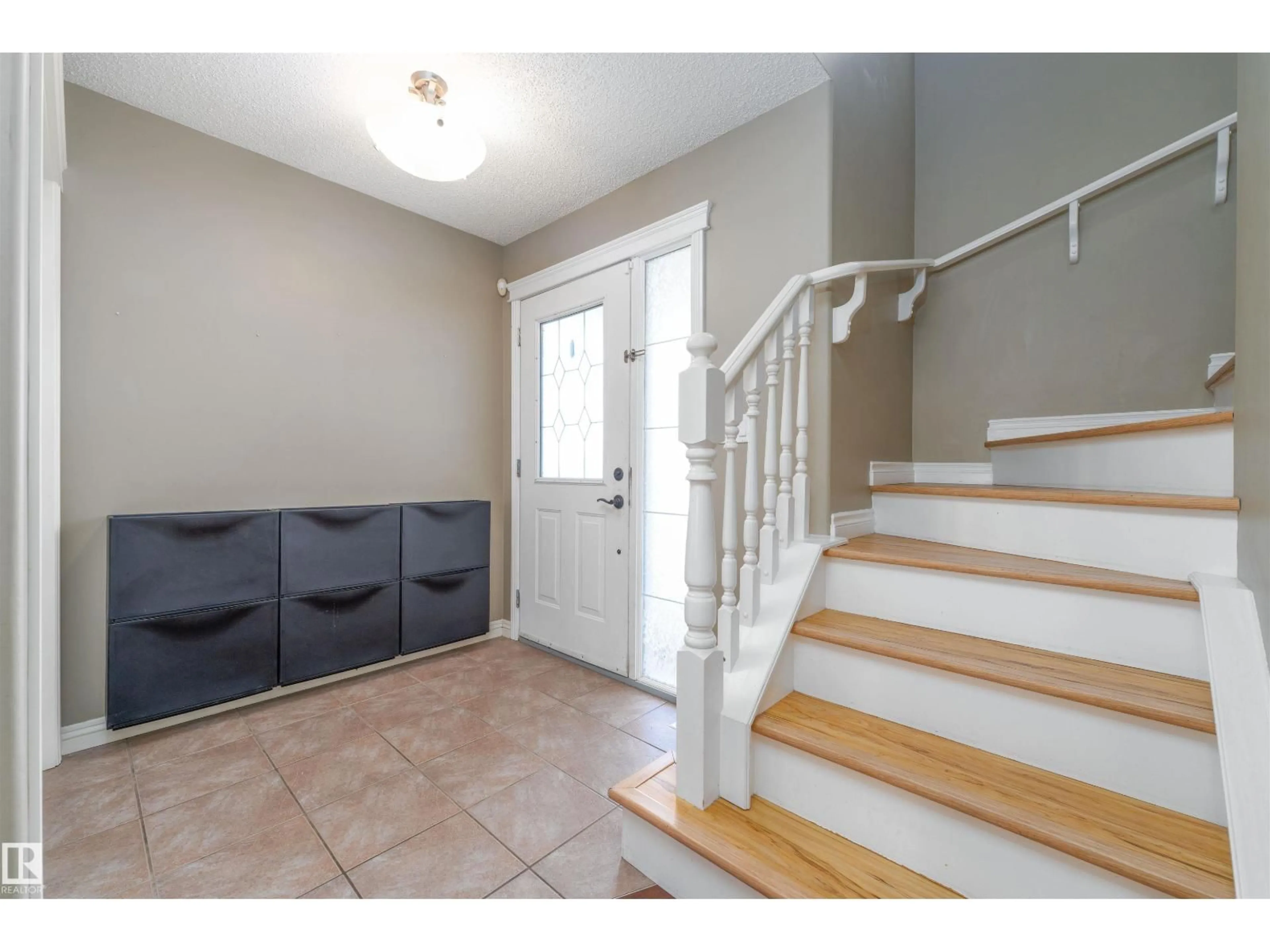 Indoor entryway for 13904 146 AV, Edmonton Alberta T6V1X9