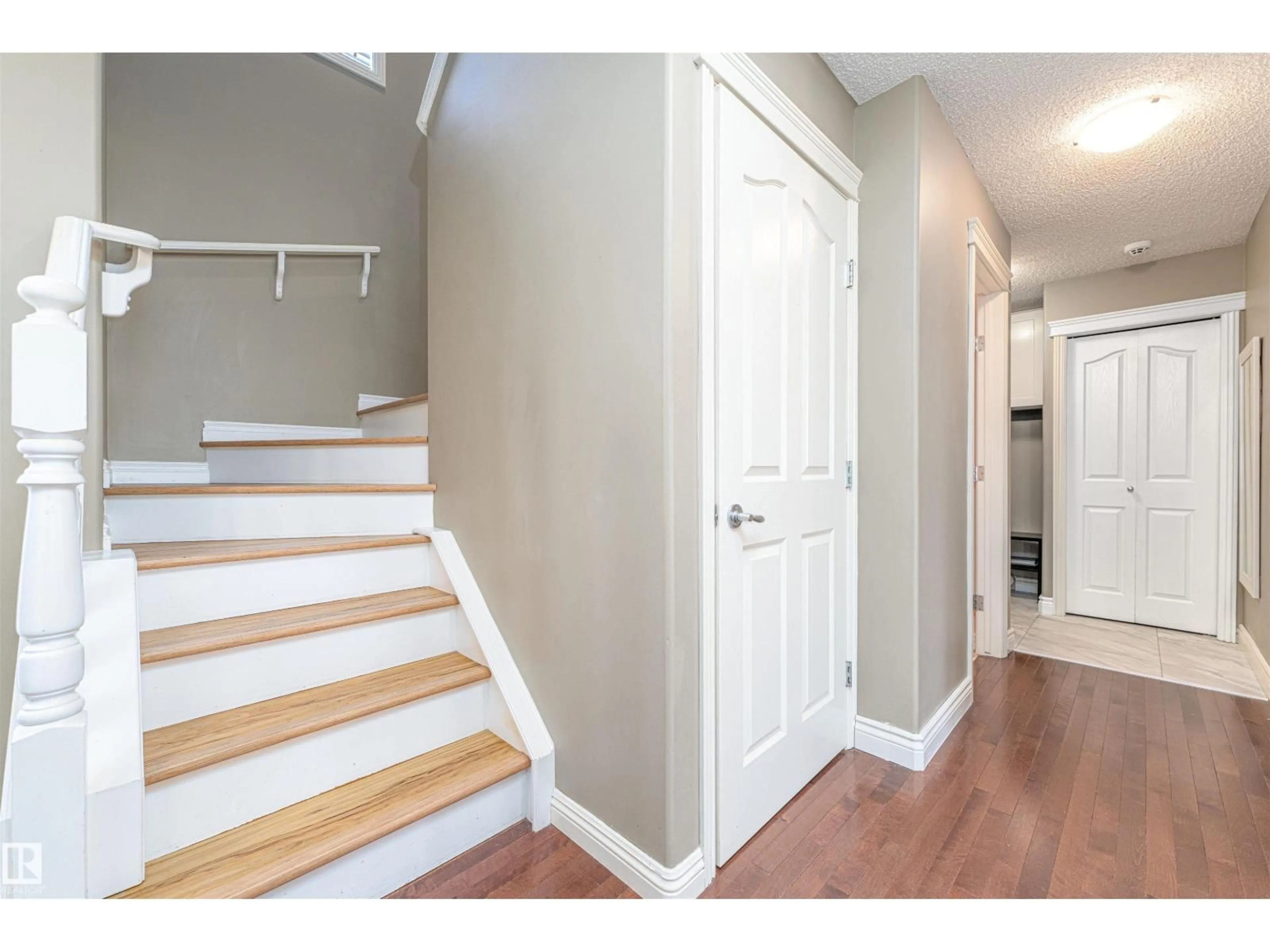 Indoor entryway for 13904 146 AV, Edmonton Alberta T6V1X9