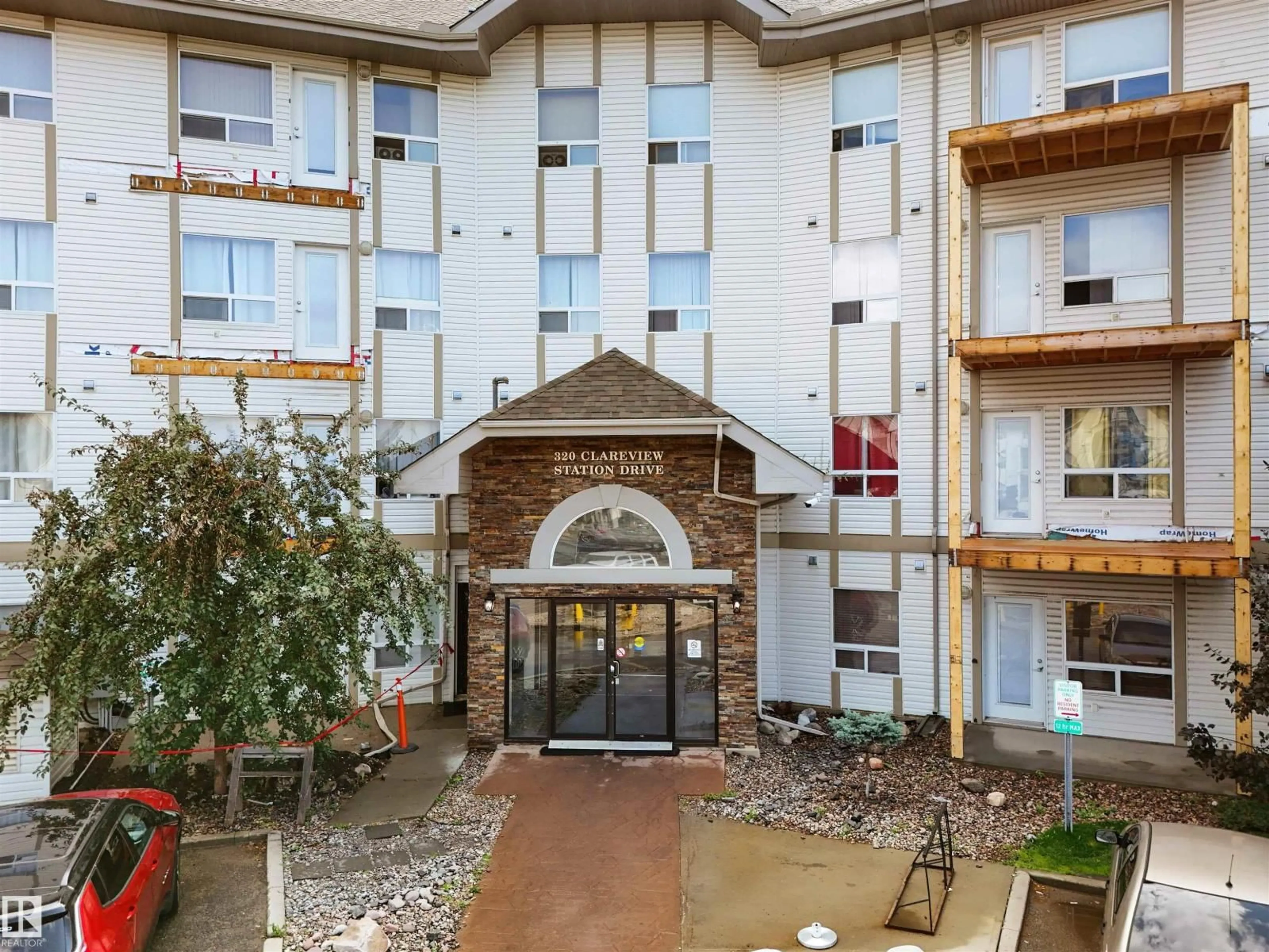 Indoor foyer for 320 - 2311 CLAREVIEW STATION DR, Edmonton Alberta T5Y0E5