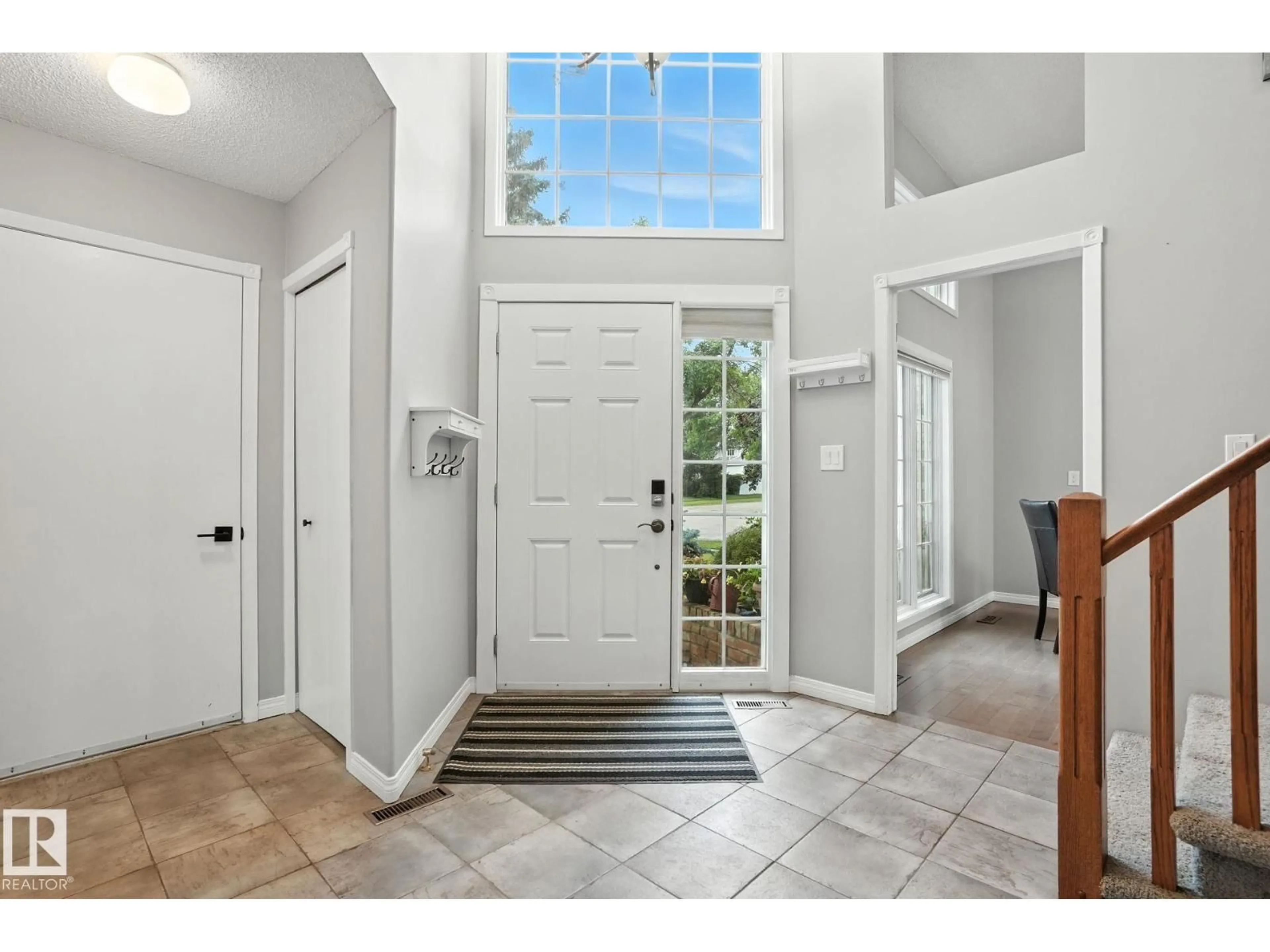 Indoor entryway for 77 PRINCETON CR, St. Albert Alberta T8N4T4