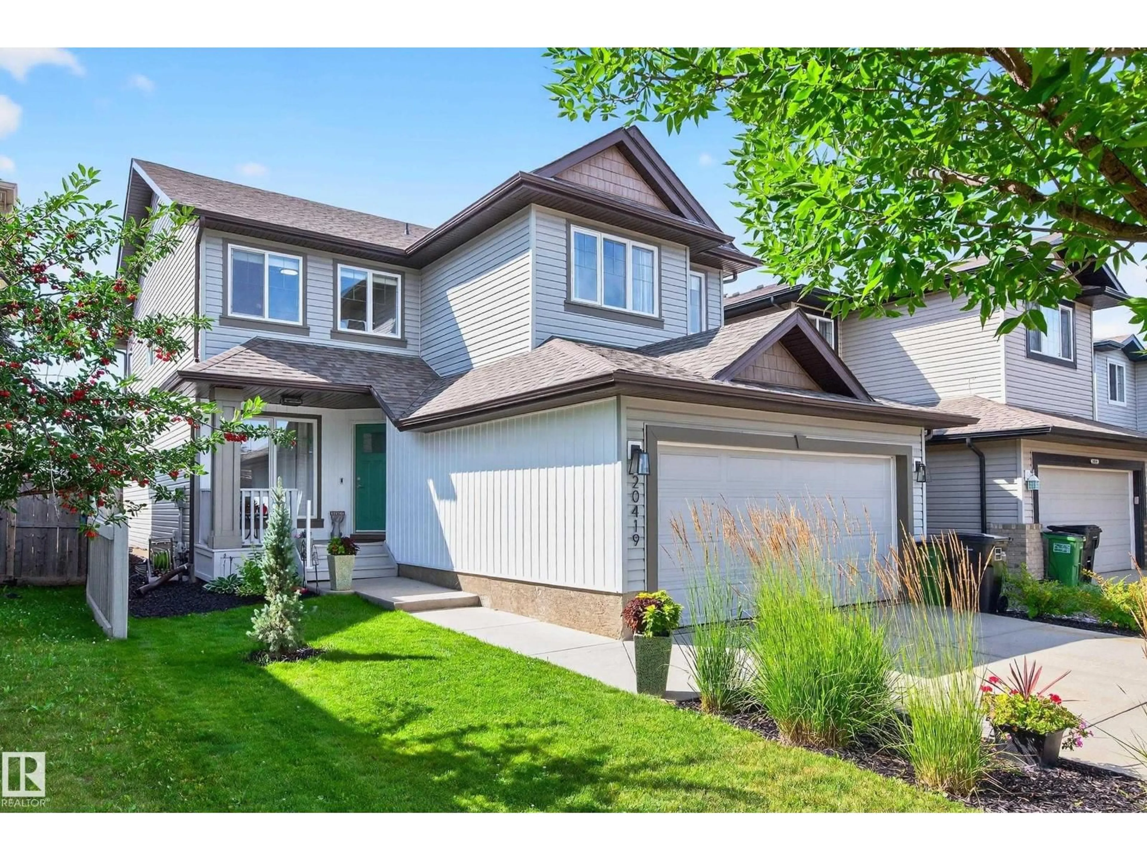 Home with vinyl exterior material, street for 20419 46 AV, Edmonton Alberta T6M0E3