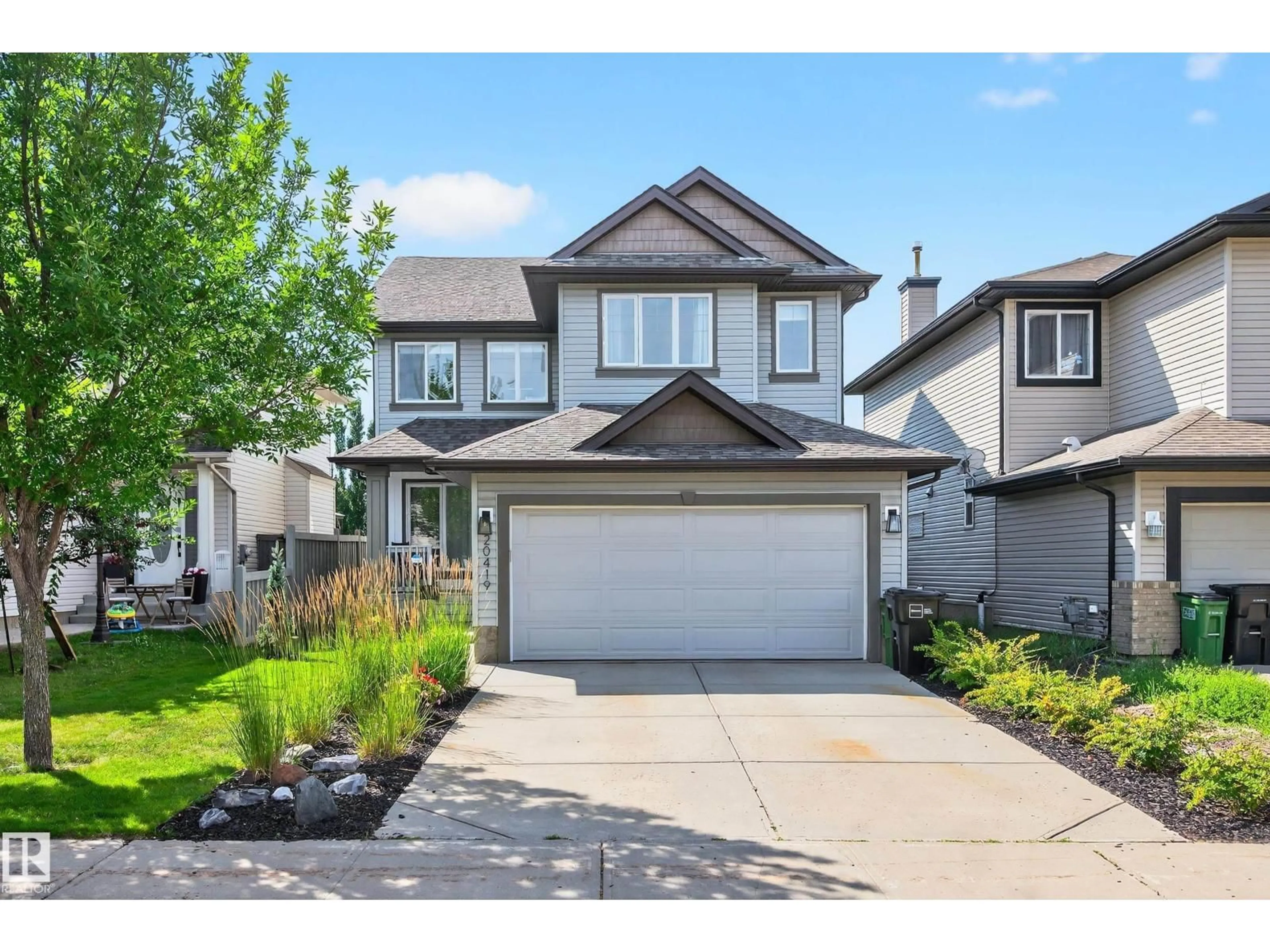 Home with vinyl exterior material, street for 20419 46 AV, Edmonton Alberta T6M0E3