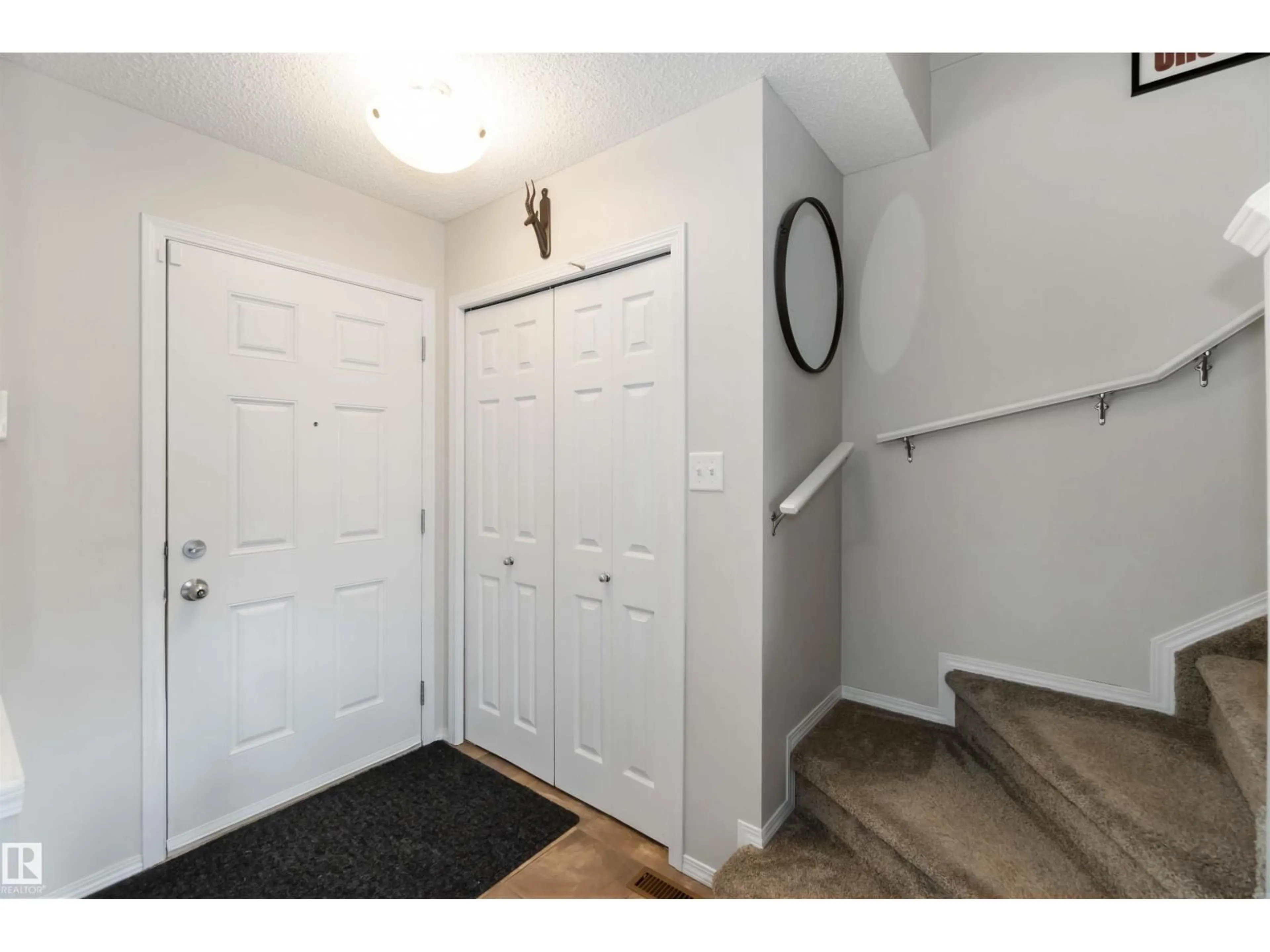 Indoor entryway for 21205 60 AV, Edmonton Alberta T6M0H7