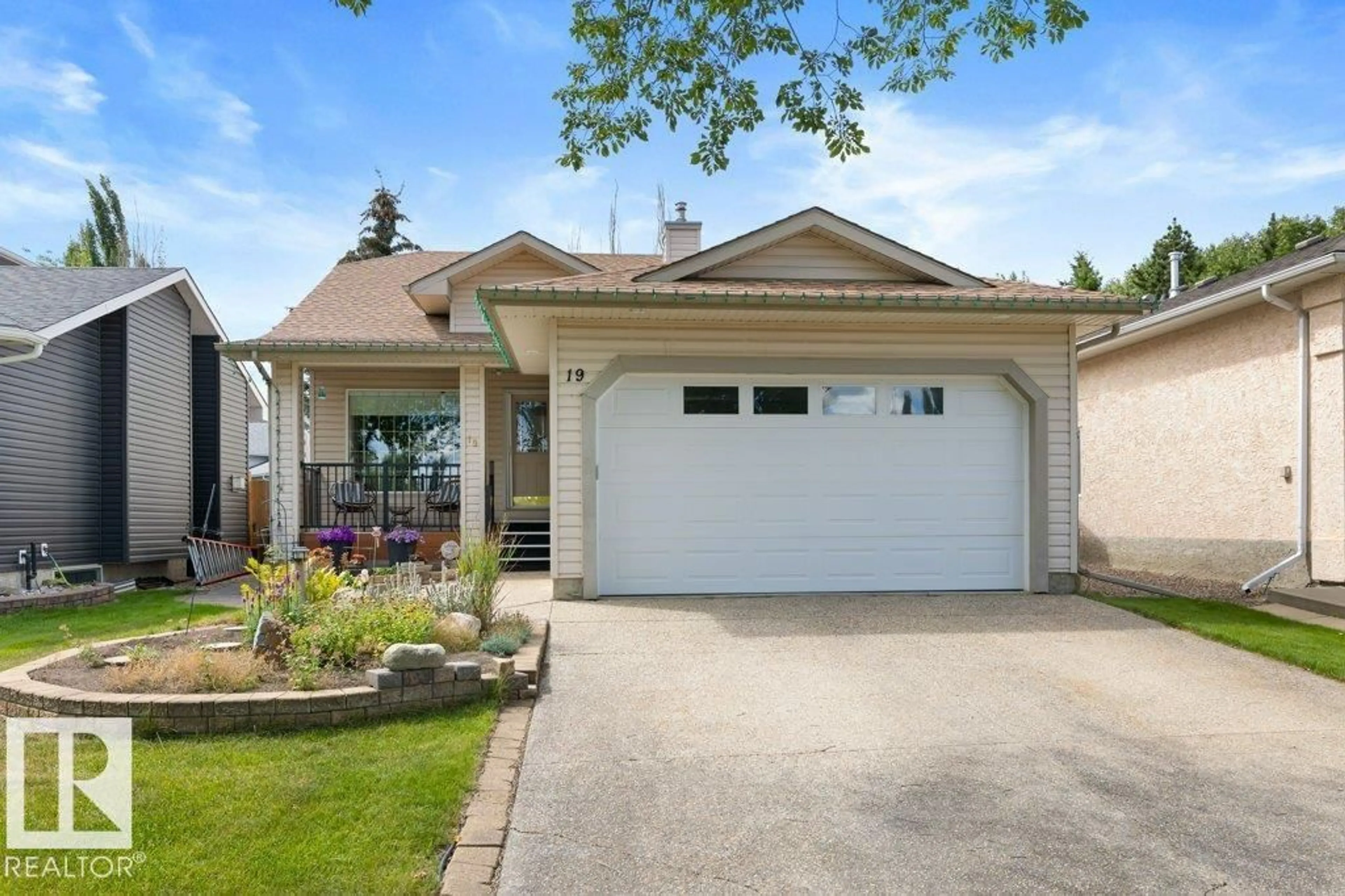 Home with vinyl exterior material, street for 19 OAKLAND WY, St. Albert Alberta T8N6R5