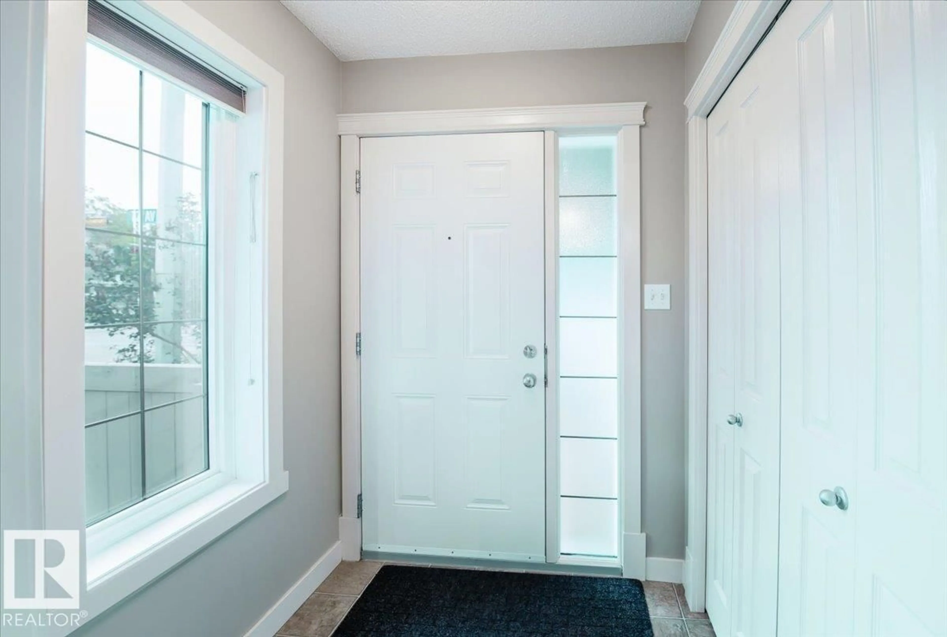Indoor entryway for NW - 10904 72 AV, Edmonton Alberta T6G0A9