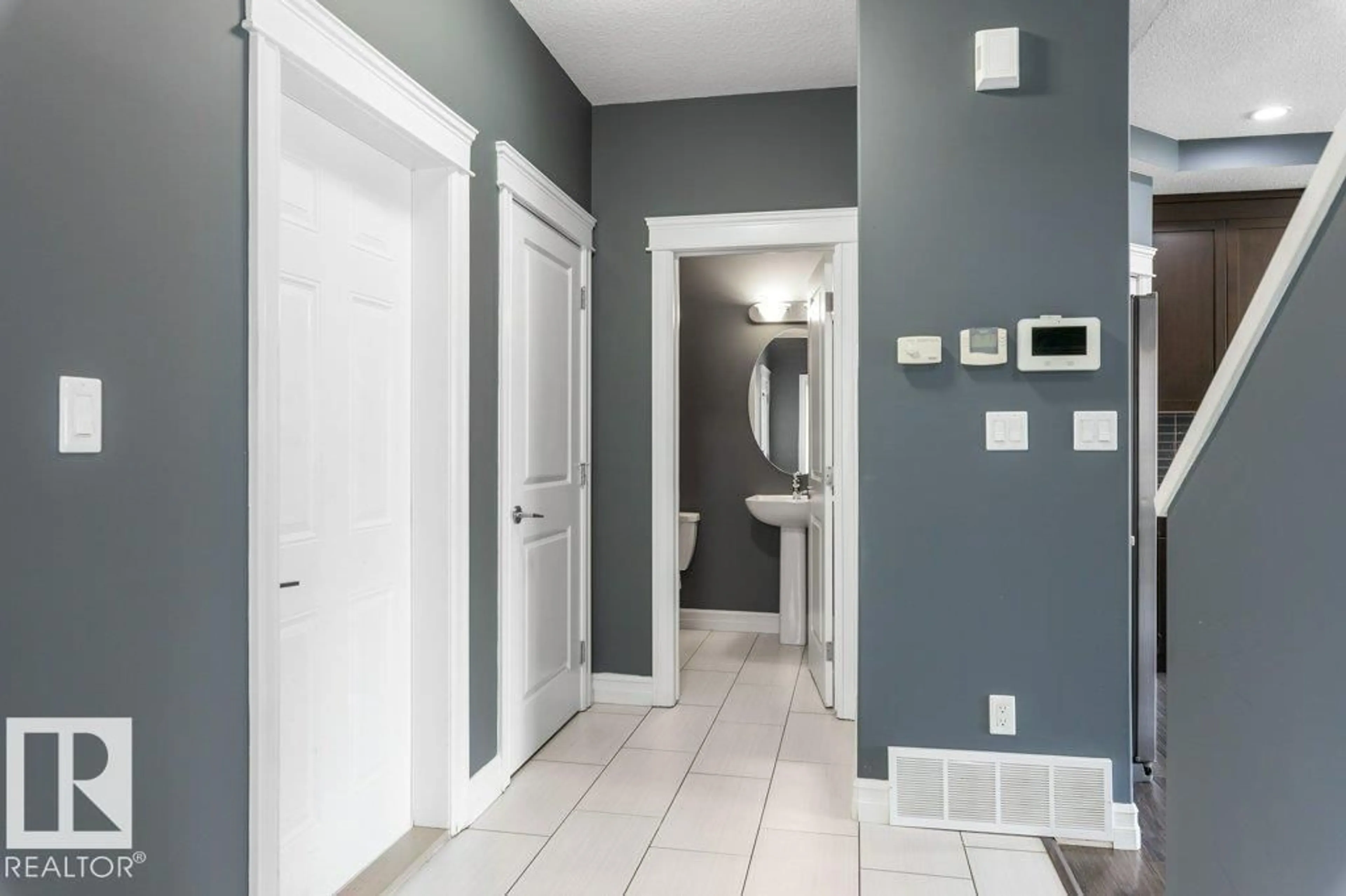 Indoor entryway for 61 DAVIS ST, Fort Saskatchewan Alberta T8L0M7