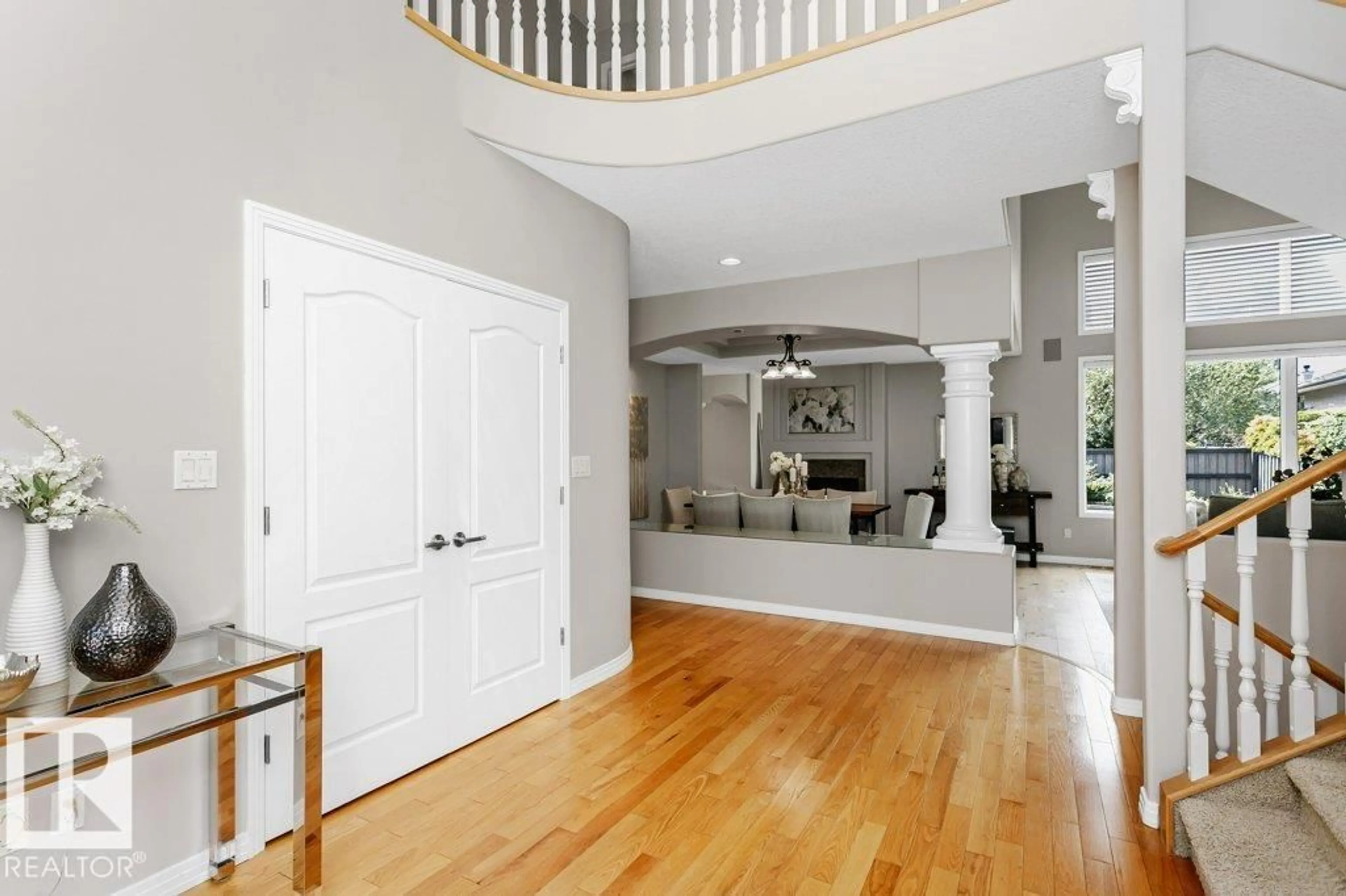 Indoor entryway for 935 HEACOCK RD, Edmonton Alberta T6G1N1
