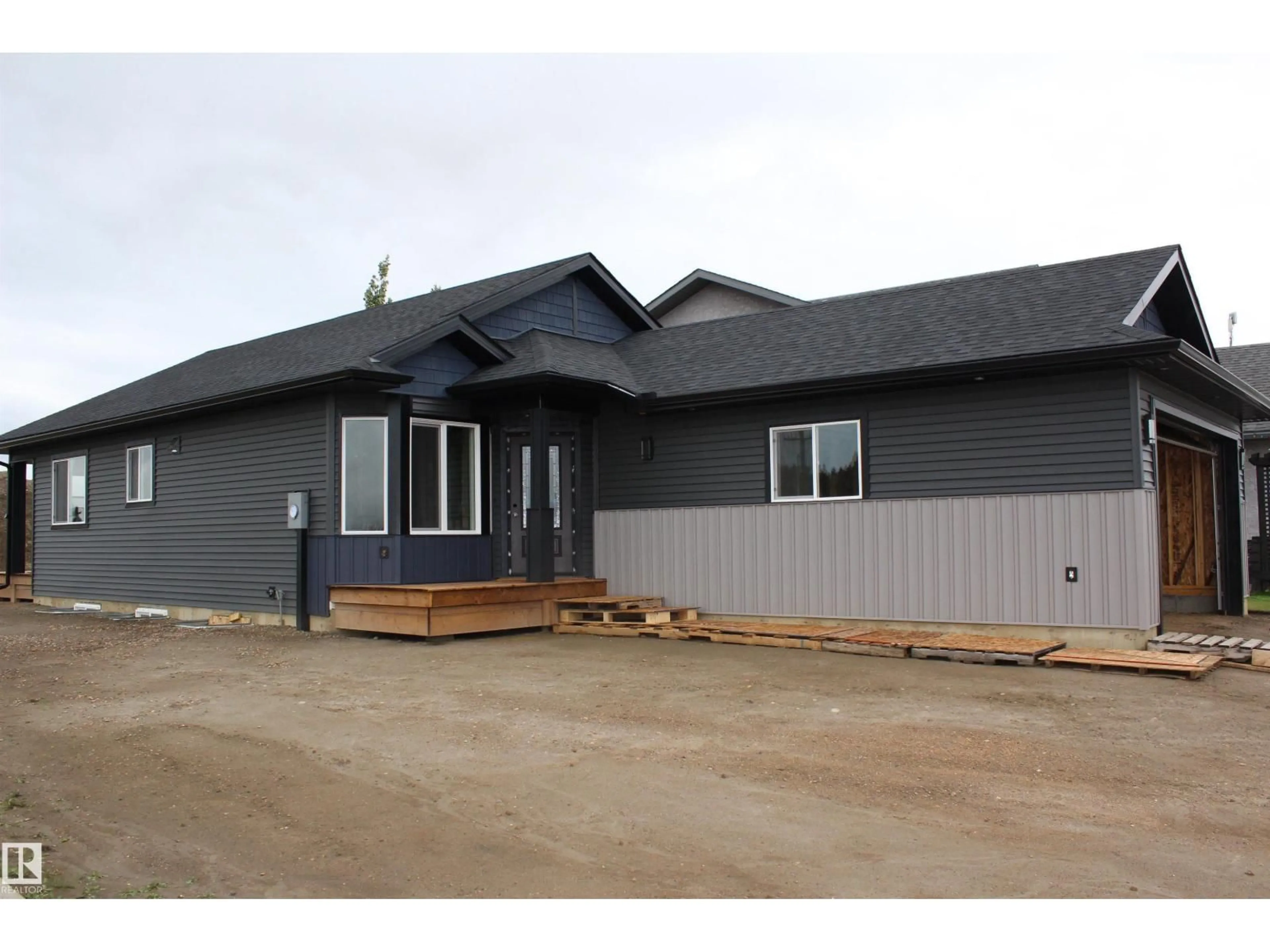 Home with vinyl exterior material, building for 1 WHITETAIL WY, Mundare Alberta T0B3H0