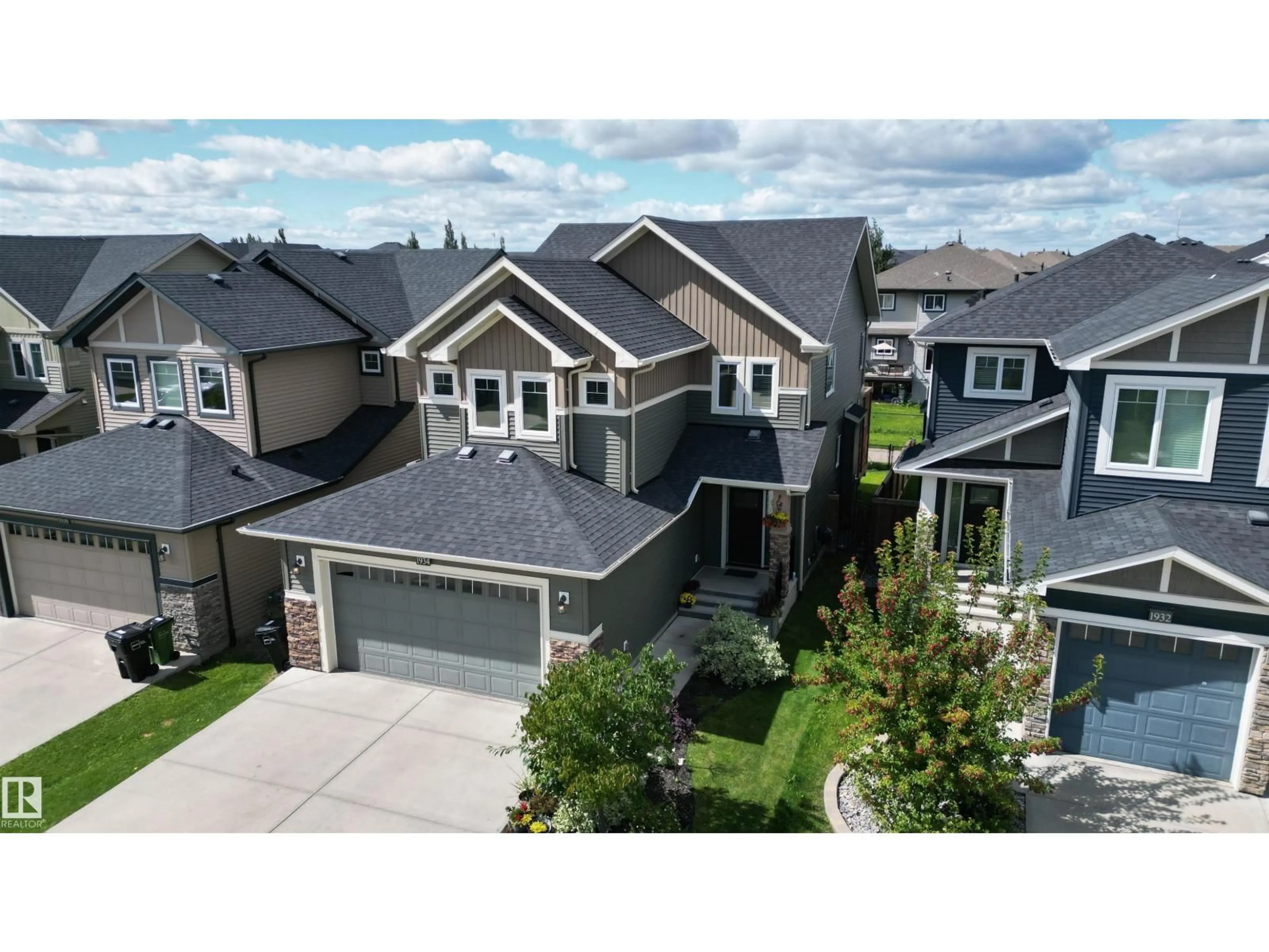 A pic from outside/outdoor area/front of a property/back of a property/a pic from drone, street for 1934 ADAMSON TC, Edmonton Alberta T6L4M8