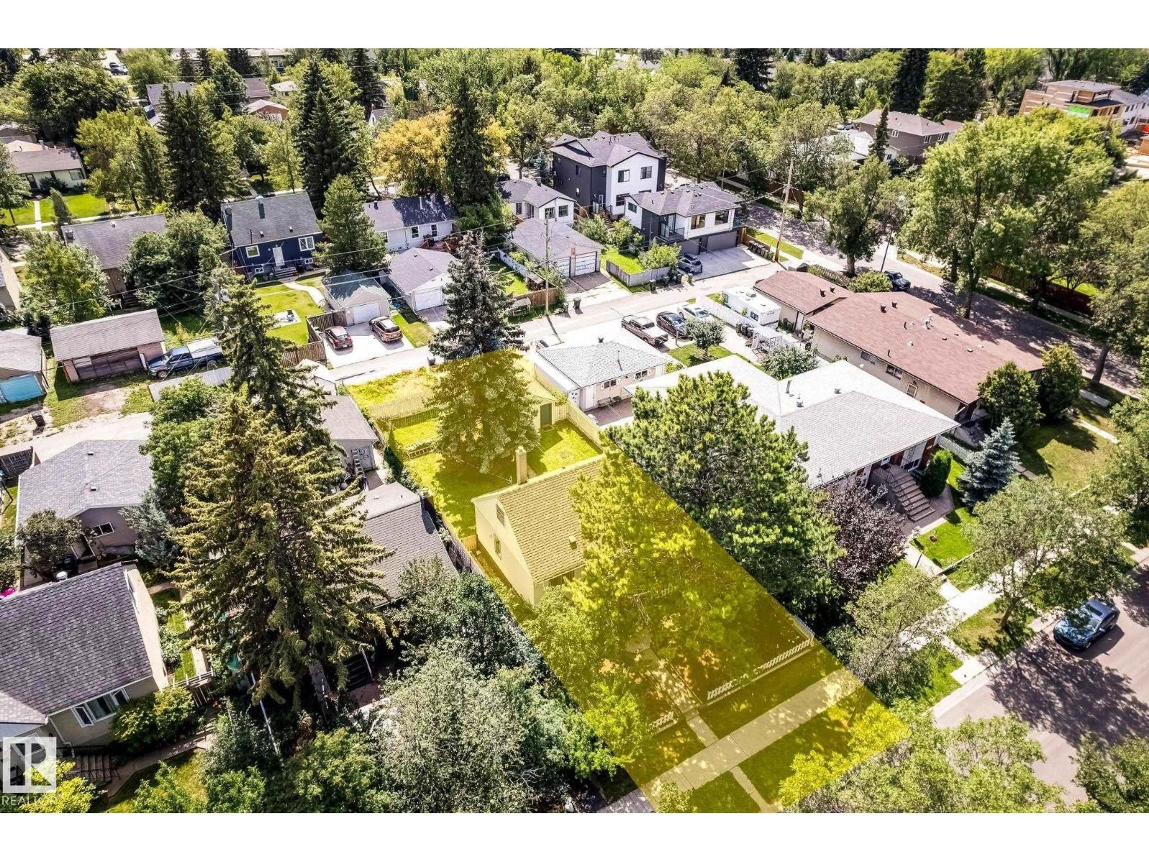 A pic from outside/outdoor area/front of a property/back of a property/a pic from drone, street for 7739 78 AV, Edmonton Alberta T6C0M8