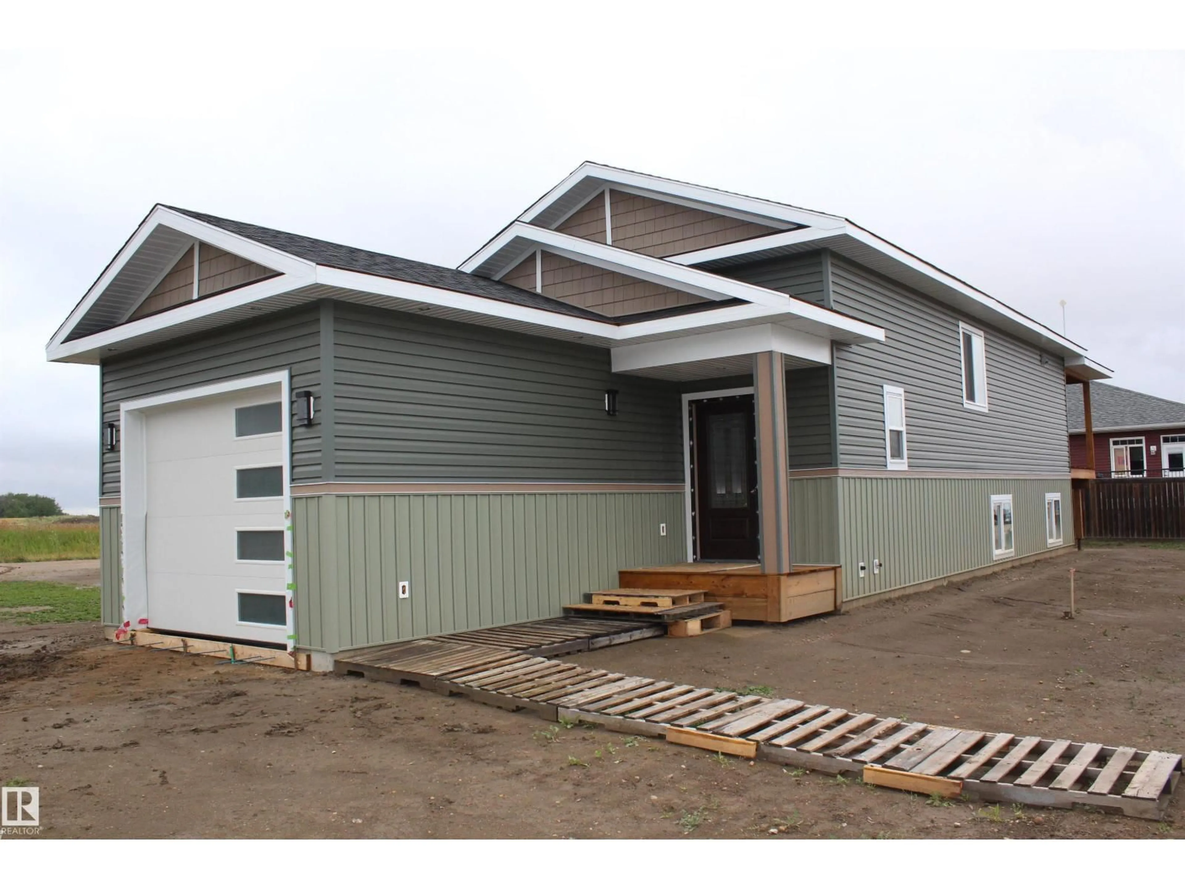 Home with vinyl exterior material, building for 27 WHITETAIL WY, Mundare Alberta T0B3H0