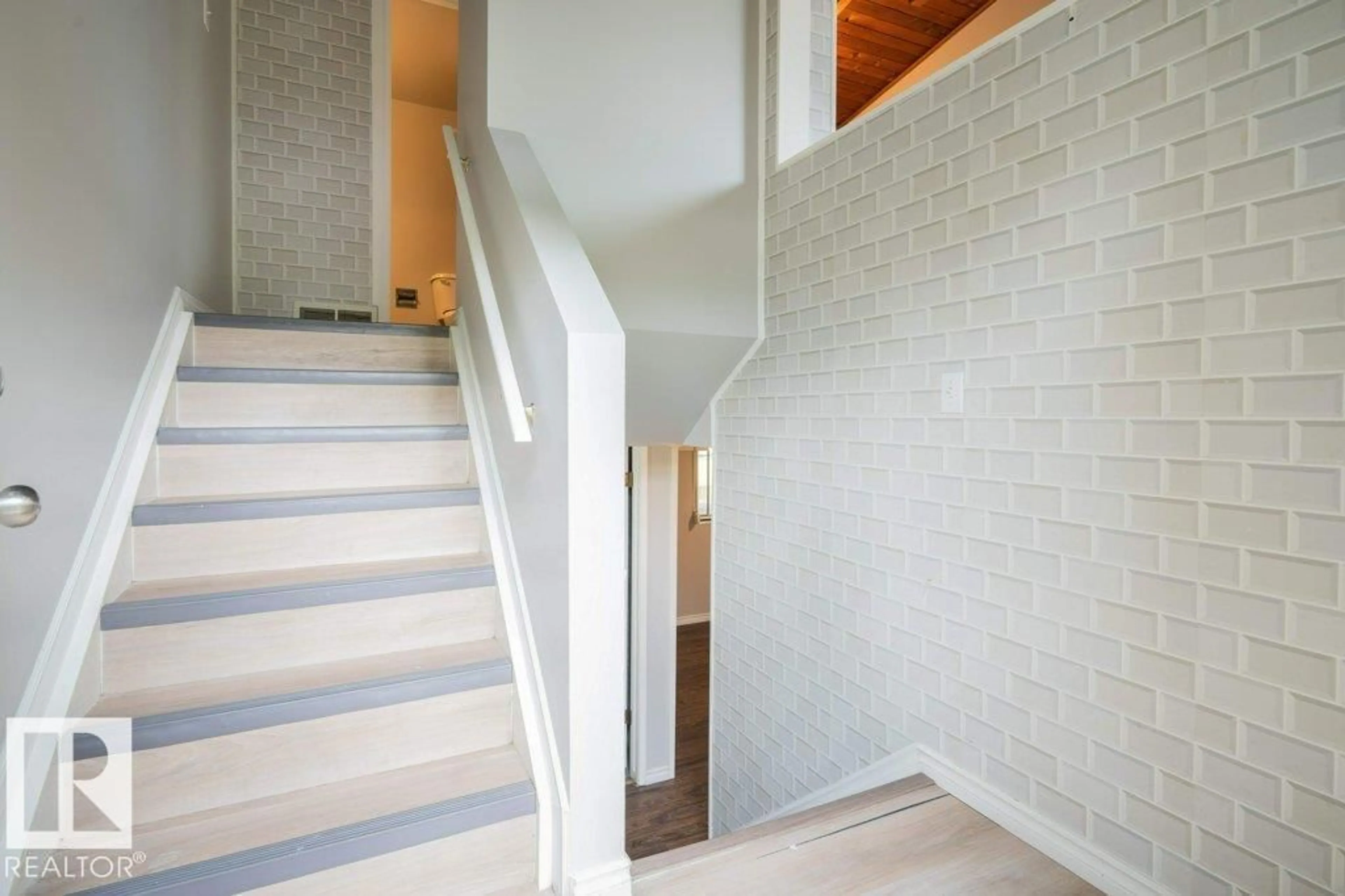 Stairs for 502 LEE RIDGE RD, Edmonton Alberta T6K2K3