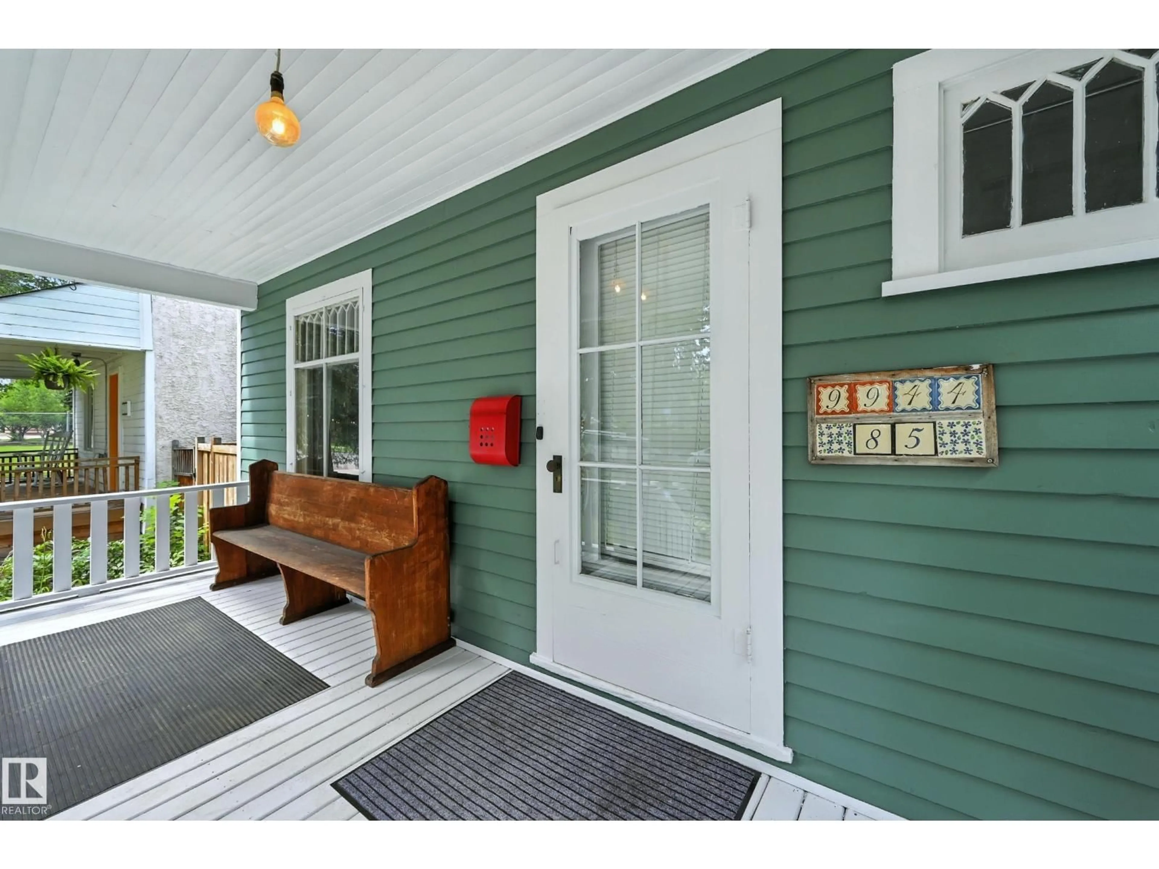 Indoor entryway for 9944 85 AV, Edmonton Alberta T6E2J8