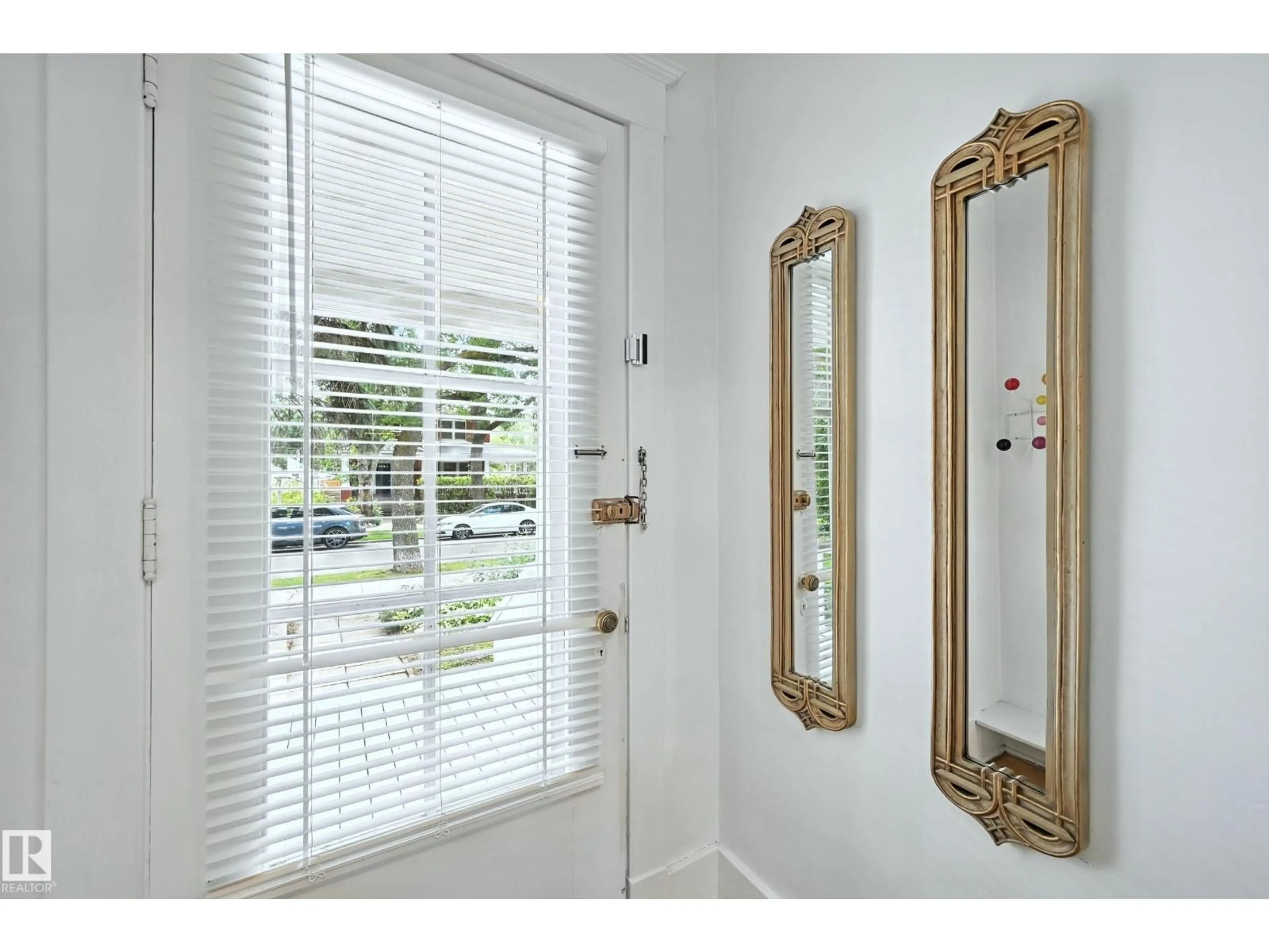 Indoor entryway for 9944 85 AV, Edmonton Alberta T6E2J8