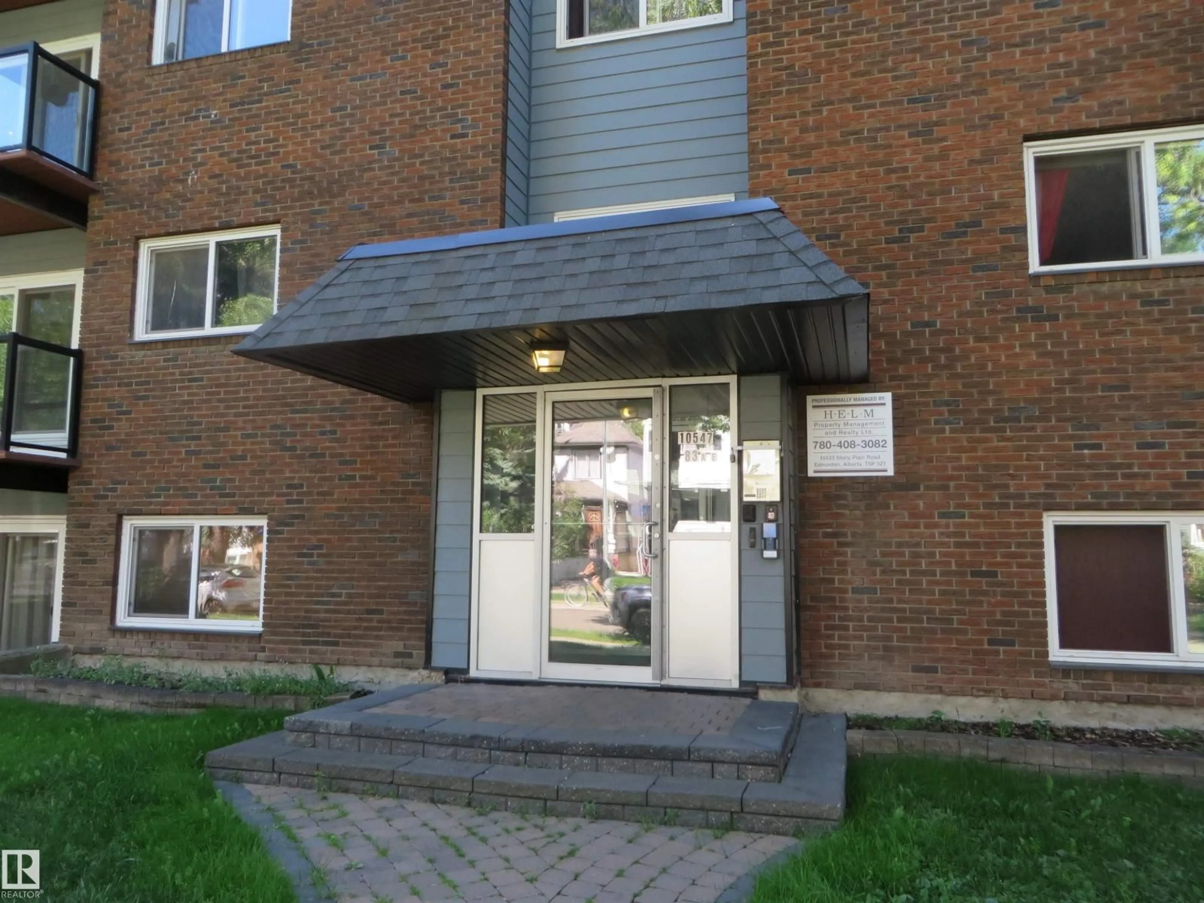 Indoor foyer for #102 - 10547 83 AV, Edmonton Alberta T6E2E1
