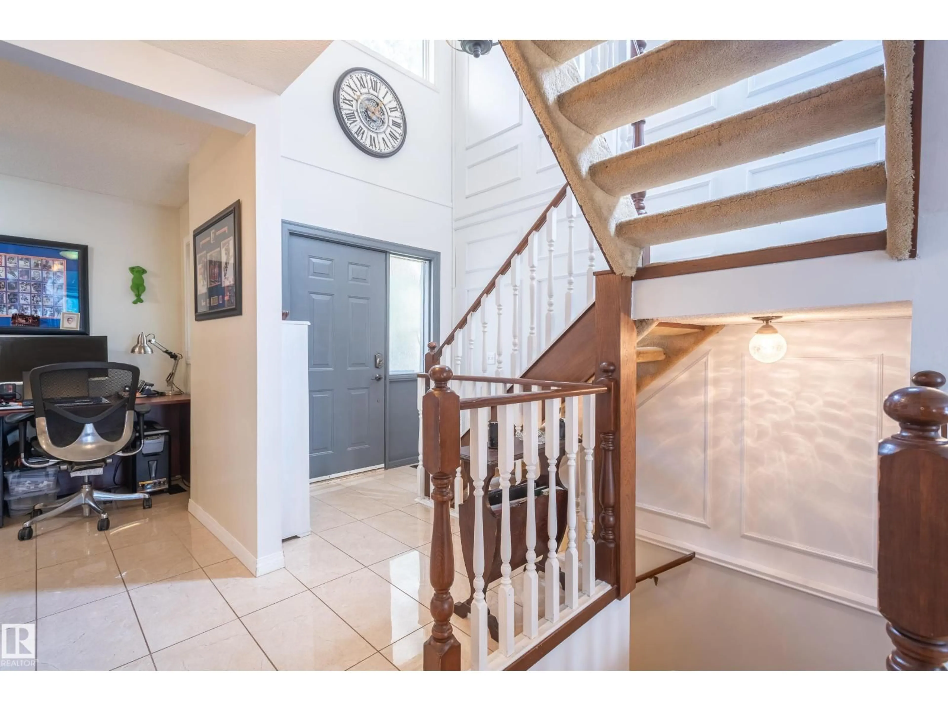 Indoor foyer for 91 GRANDIN WOODS ES, St. Albert Alberta T8N2Y4