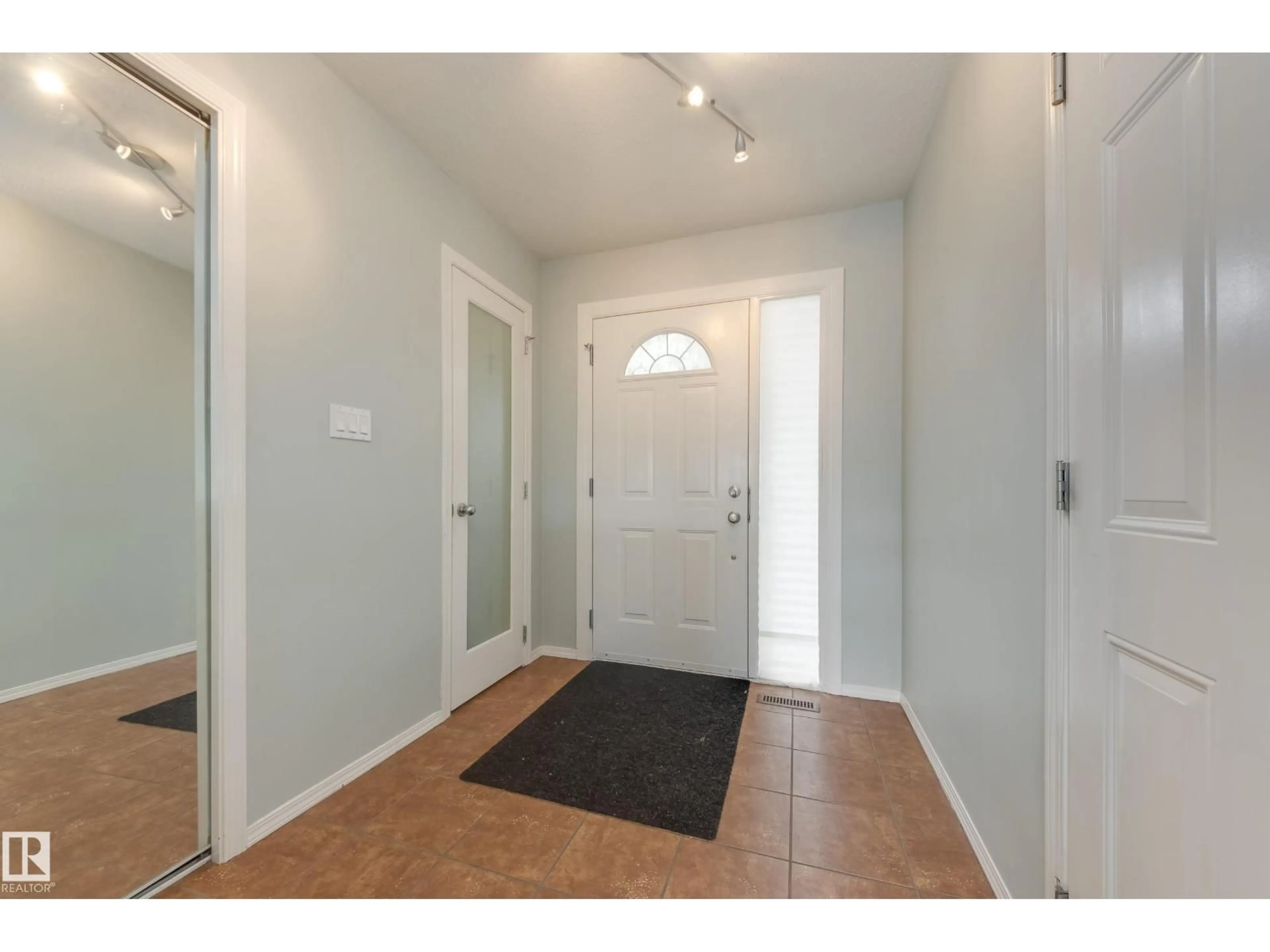 Indoor entryway for 13069 34 ST, Edmonton Alberta T5A3K1