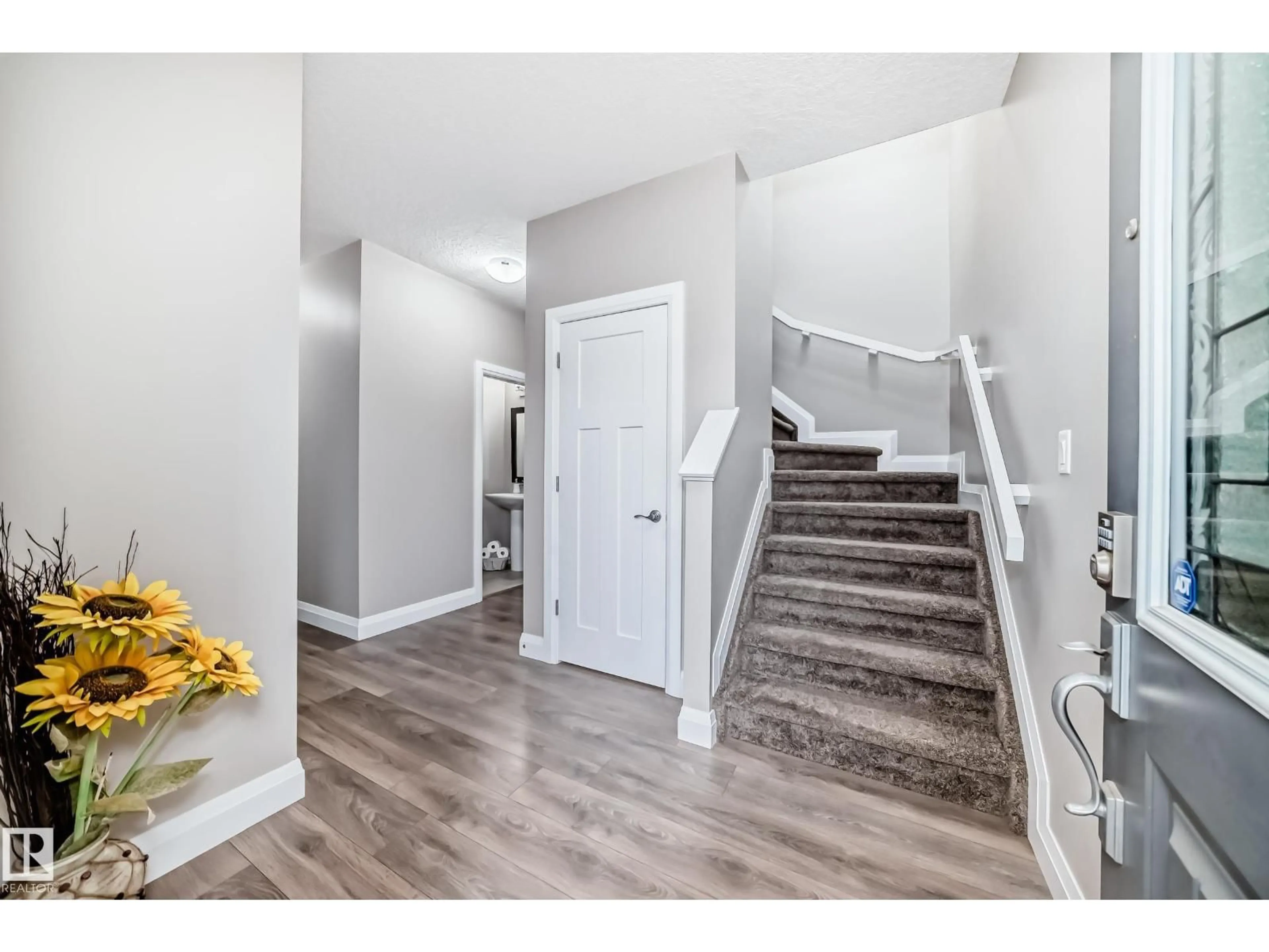 Indoor entryway for 1348 SOUTH CREEK LI, Stony Plain Alberta T7Z2X2